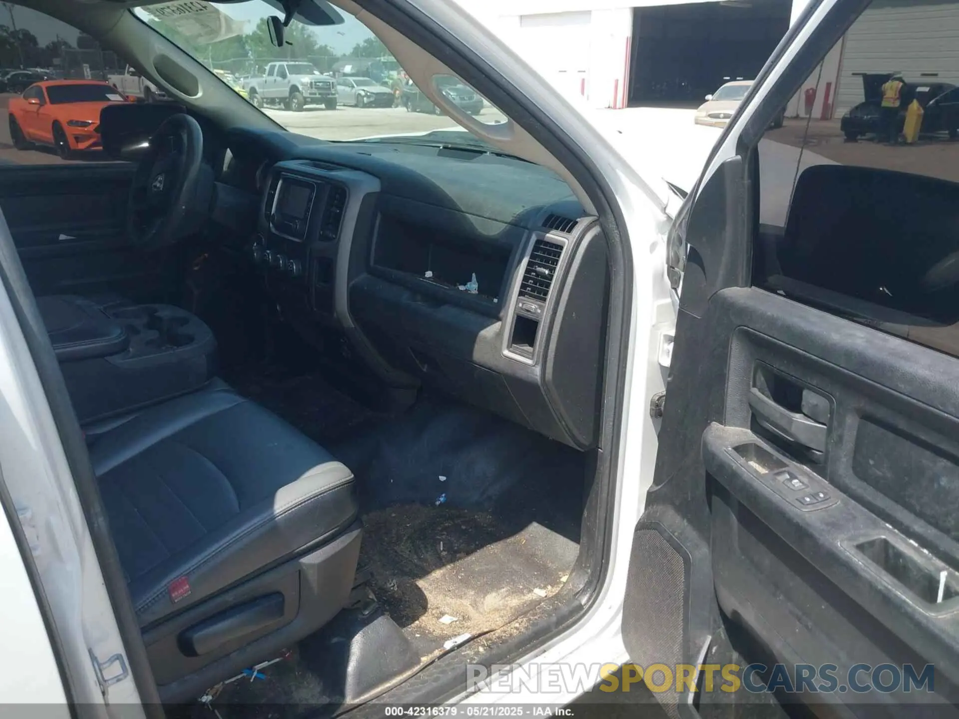 5 Photograph of a damaged car 1C6RR6FG5NS154825 RAM 1500 CLASSIC 2022