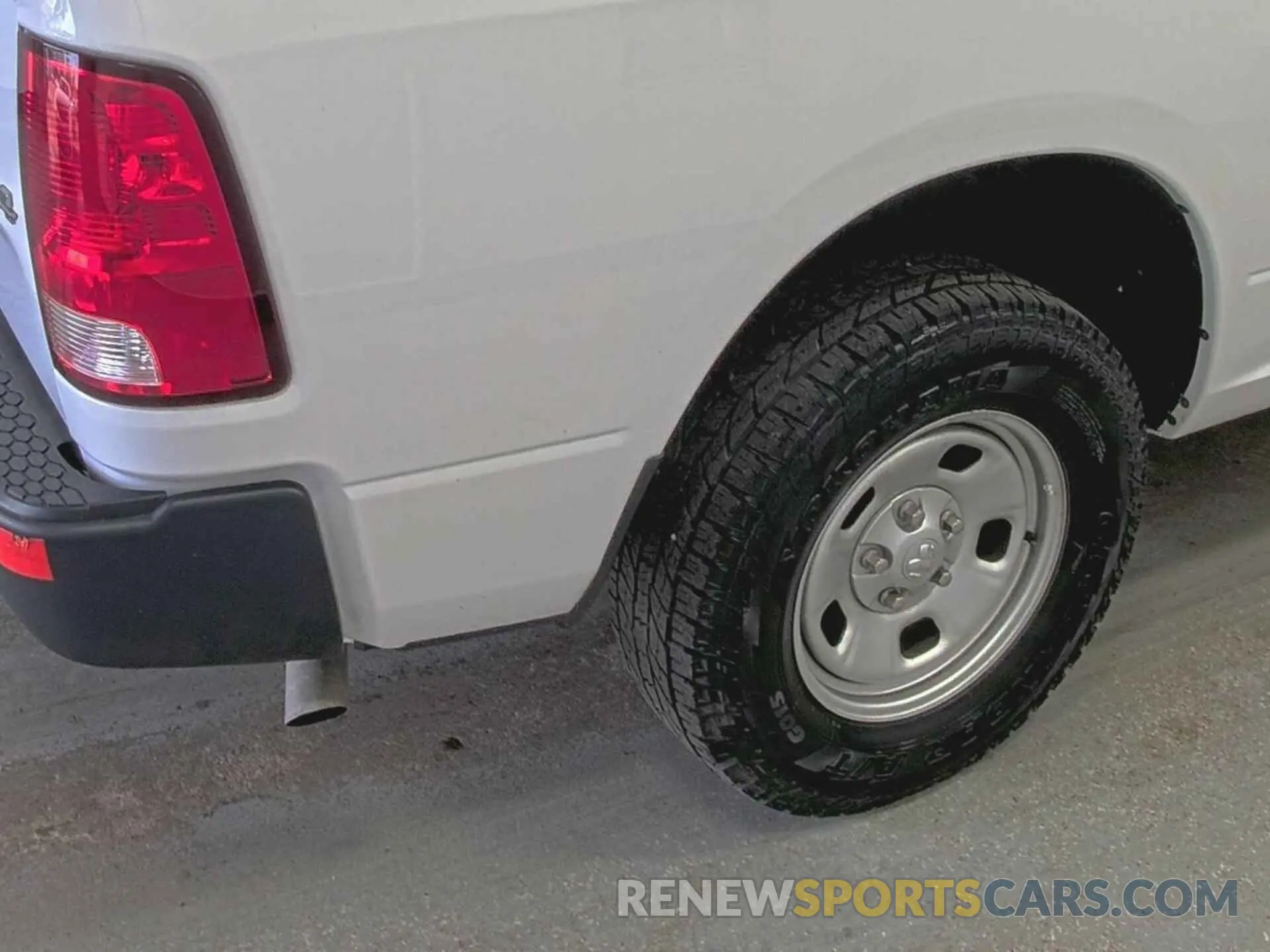 9 Photograph of a damaged car 1C6RR7FT0NS172474 RAM 1500 CLASSIC 2022
