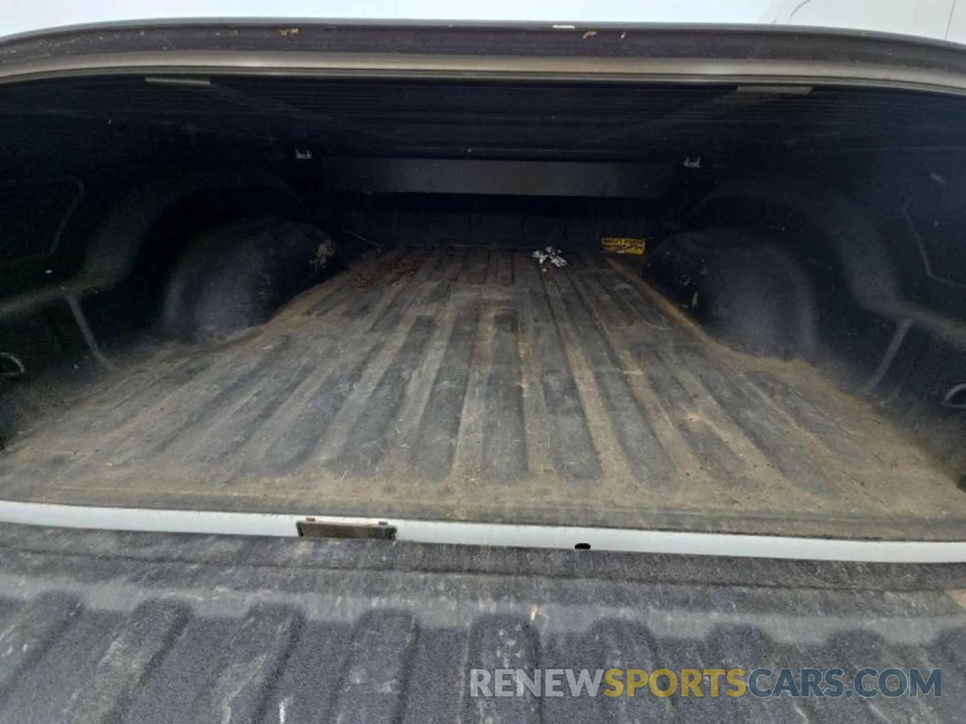 6 Photograph of a damaged car 1C6RR7FT1NS172483 RAM 1500 CLASSIC 2022