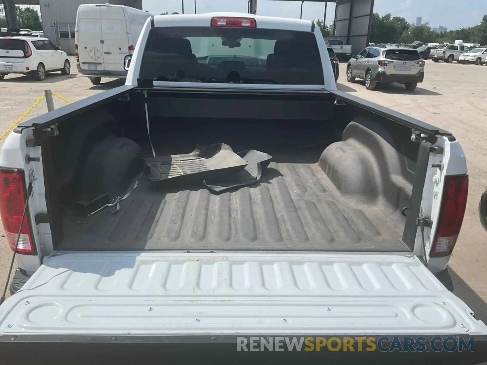 17 Photograph of a damaged car 1C6RR7FT3NS187129 RAM 1500 CLASSIC 2022