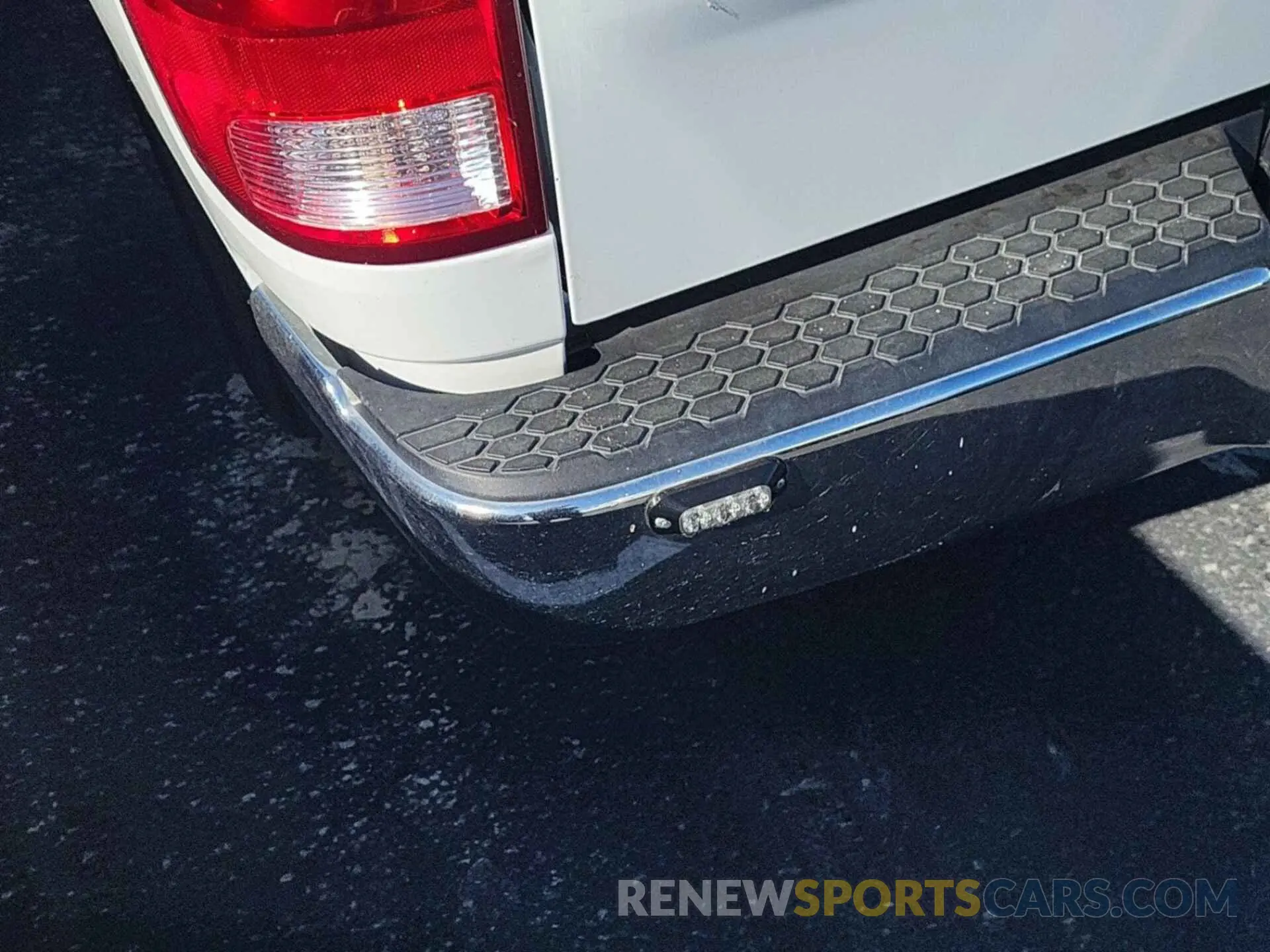 10 Photograph of a damaged car 1C6RR7TT1NS172519 RAM 1500 CLASSIC 2022