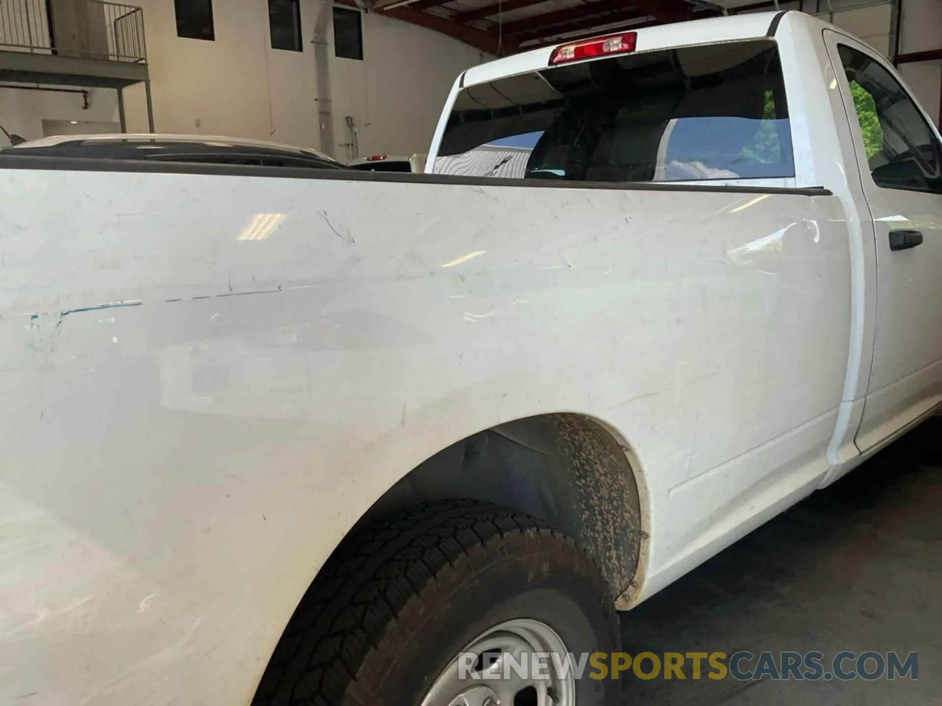 10 Photograph of a damaged car 3C6JR6DG0NG300832 RAM 1500 CLASSIC 2022