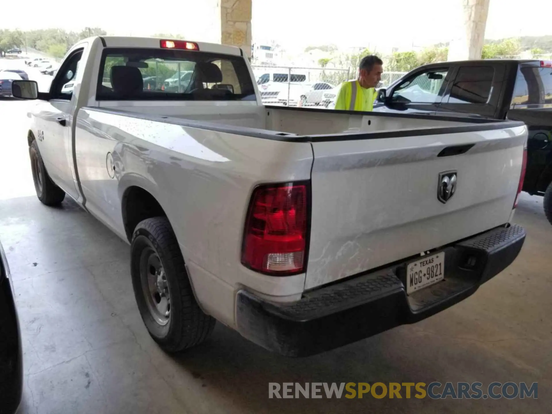 9 Photograph of a damaged car 3C6JR6DG2NG429221 RAM 1500 CLASSIC 2022