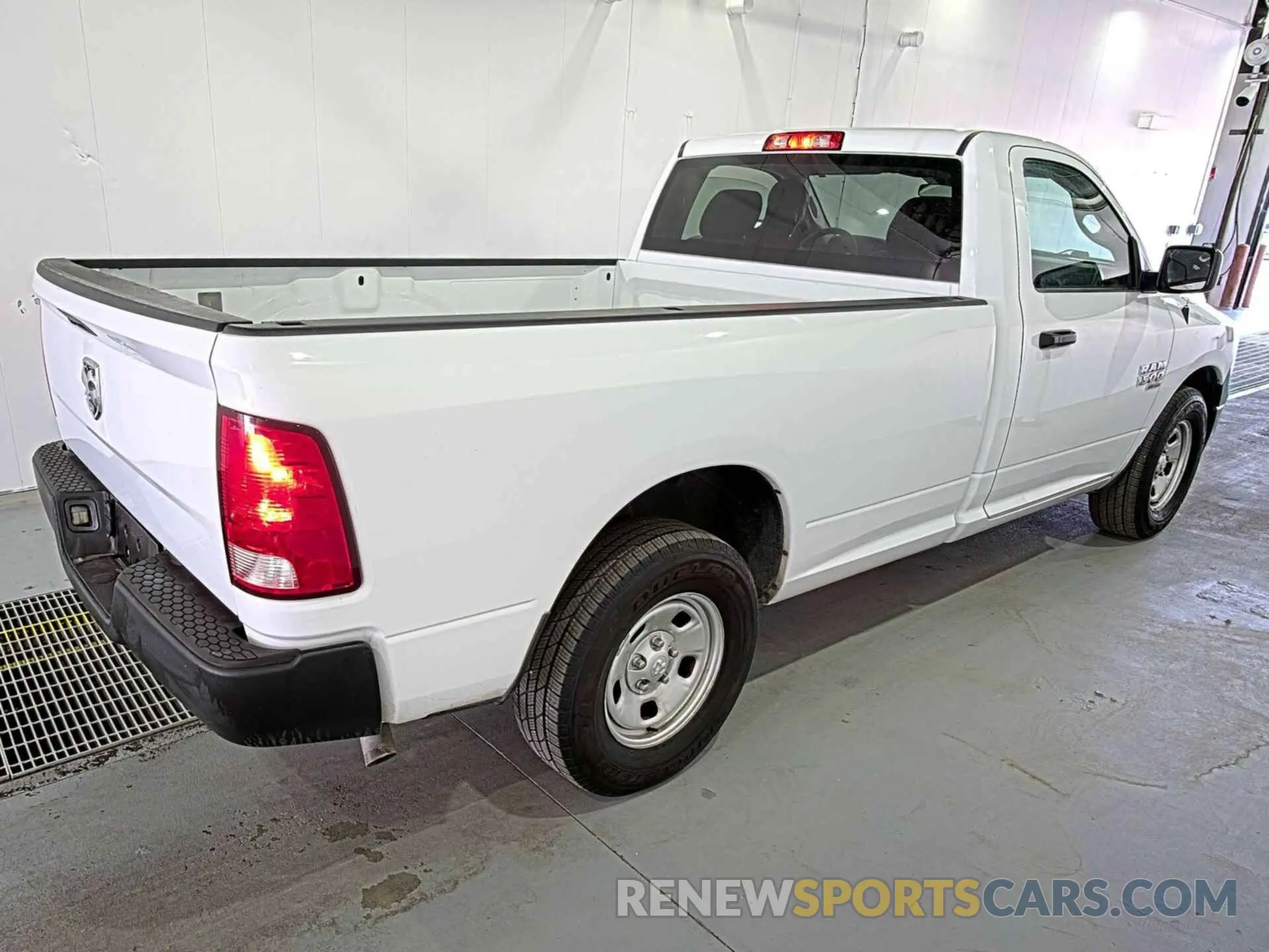 18 Photograph of a damaged car 3C6JR6DG4NG313518 RAM 1500 CLASSIC 2022