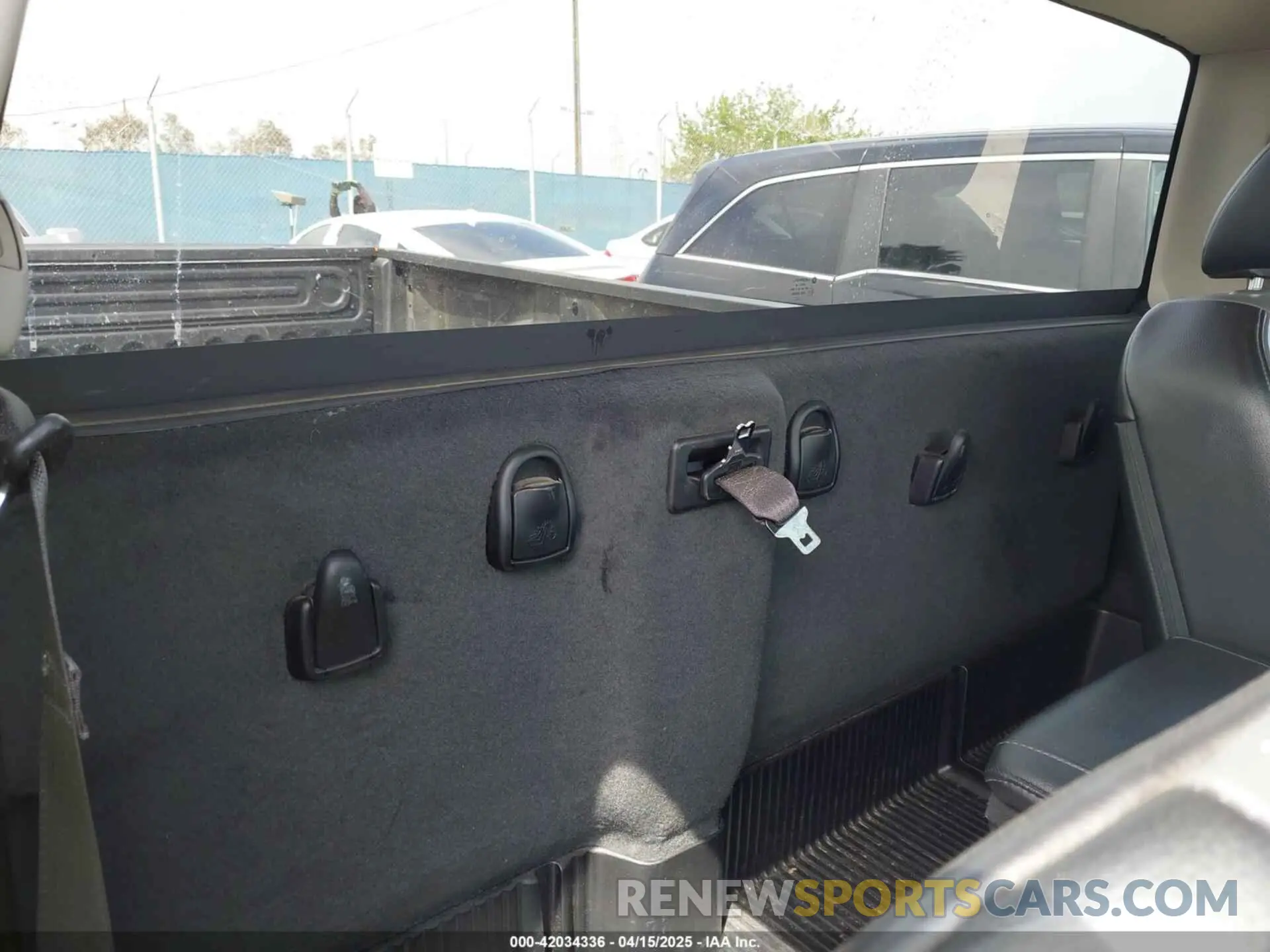 8 Photograph of a damaged car 3C6JR6DG9NG172204 RAM 1500 CLASSIC 2022