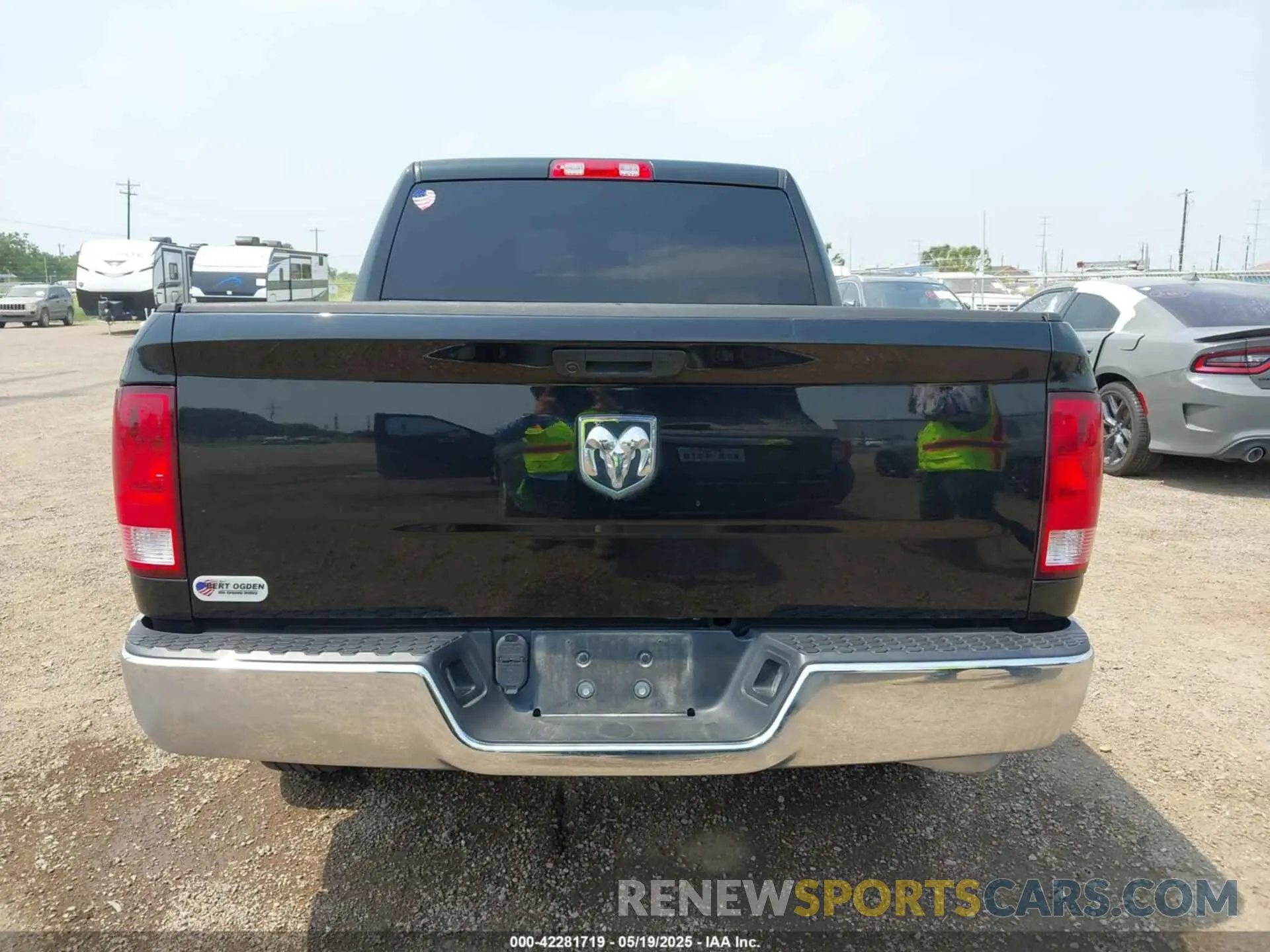 17 Photograph of a damaged car 3C6RR6KG4NG172472 RAM 1500 CLASSIC 2022