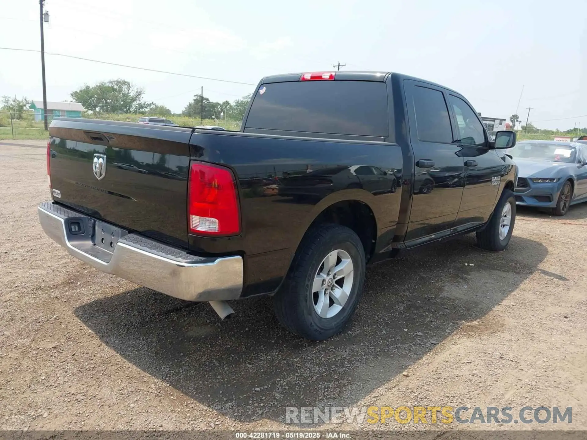 4 Photograph of a damaged car 3C6RR6KG4NG172472 RAM 1500 CLASSIC 2022
