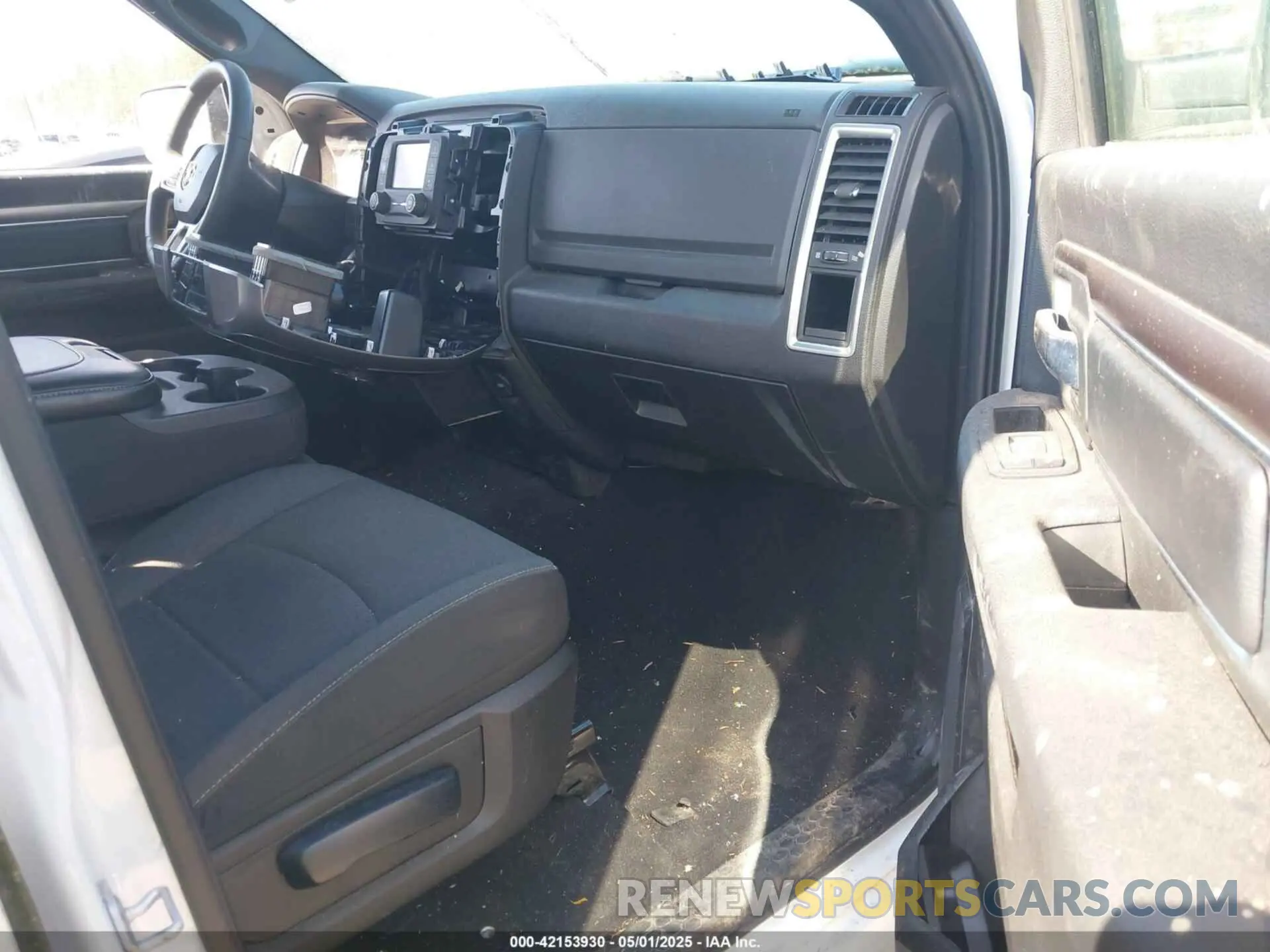 5 Photograph of a damaged car 1C6RR7LG7RS149030 RAM 1500 CLASSIC 2024