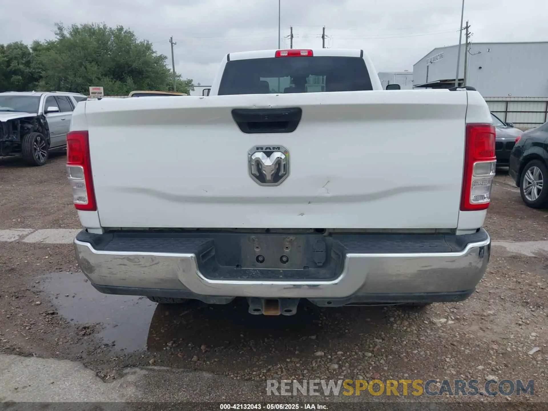 17 Photograph of a damaged car 3C6UR4HJ9KG646011 RAM 2500 2019