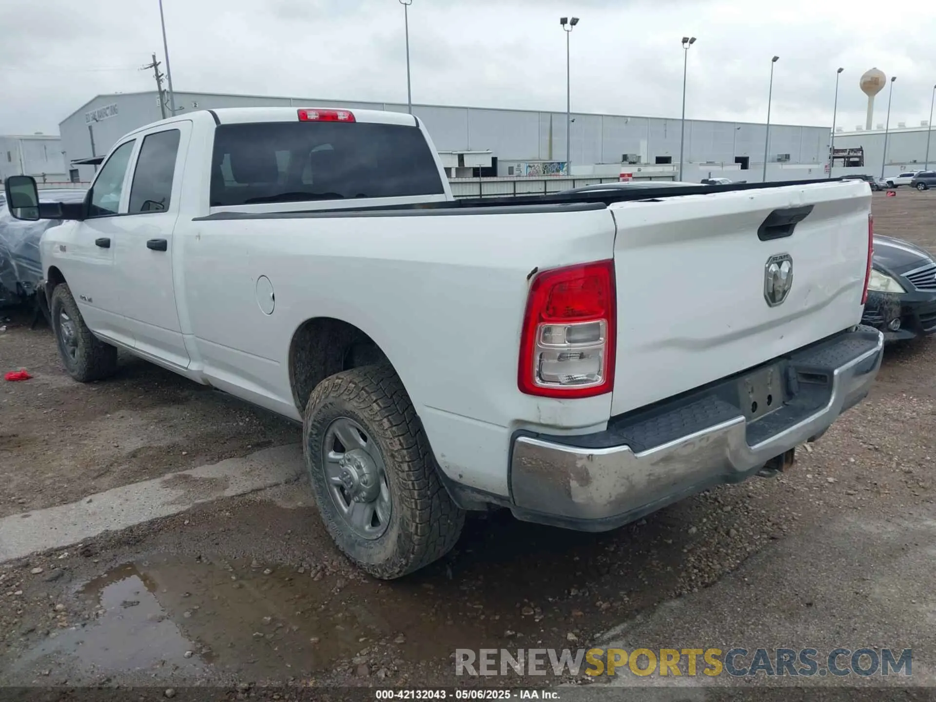 3 Photograph of a damaged car 3C6UR4HJ9KG646011 RAM 2500 2019