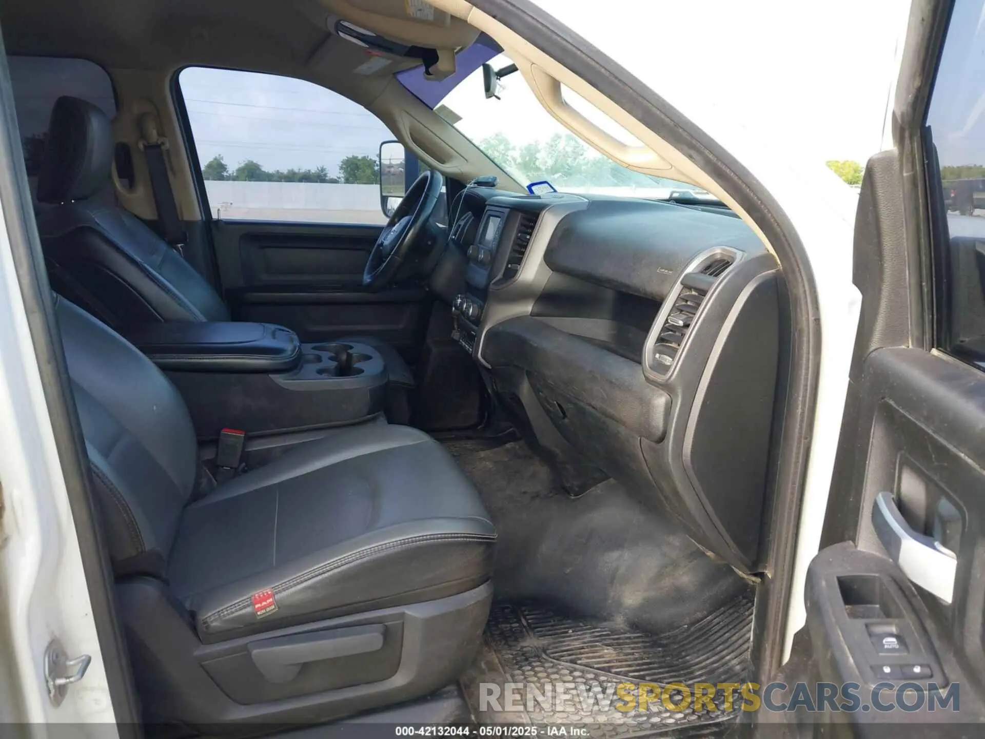 5 Photograph of a damaged car 3C6UR4HJXKG720696 RAM 2500 2019
