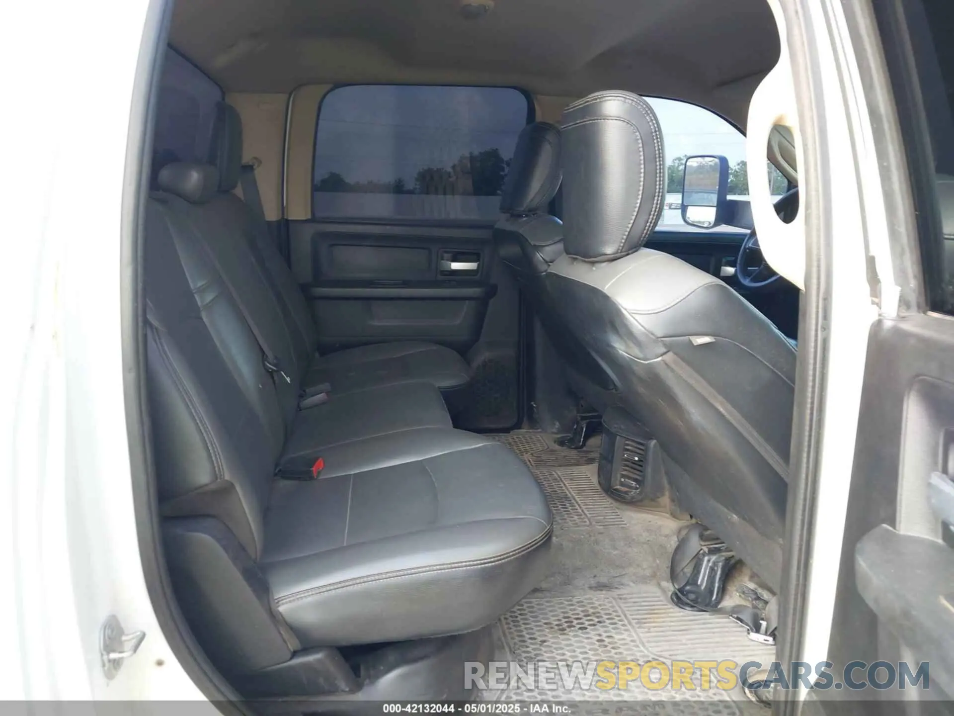 8 Photograph of a damaged car 3C6UR4HJXKG720696 RAM 2500 2019