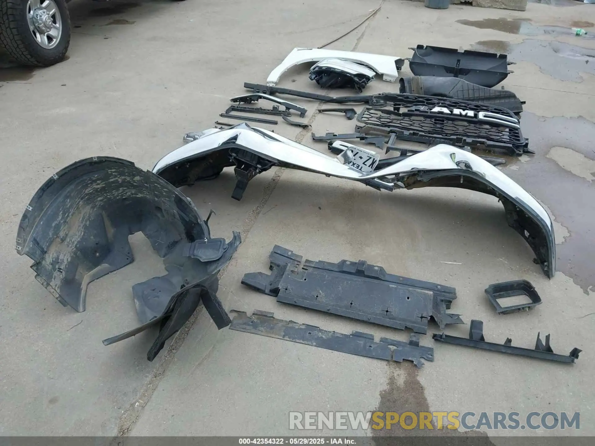 19 Photograph of a damaged car 3C6UR5CJ3KG512575 RAM 2500 2019