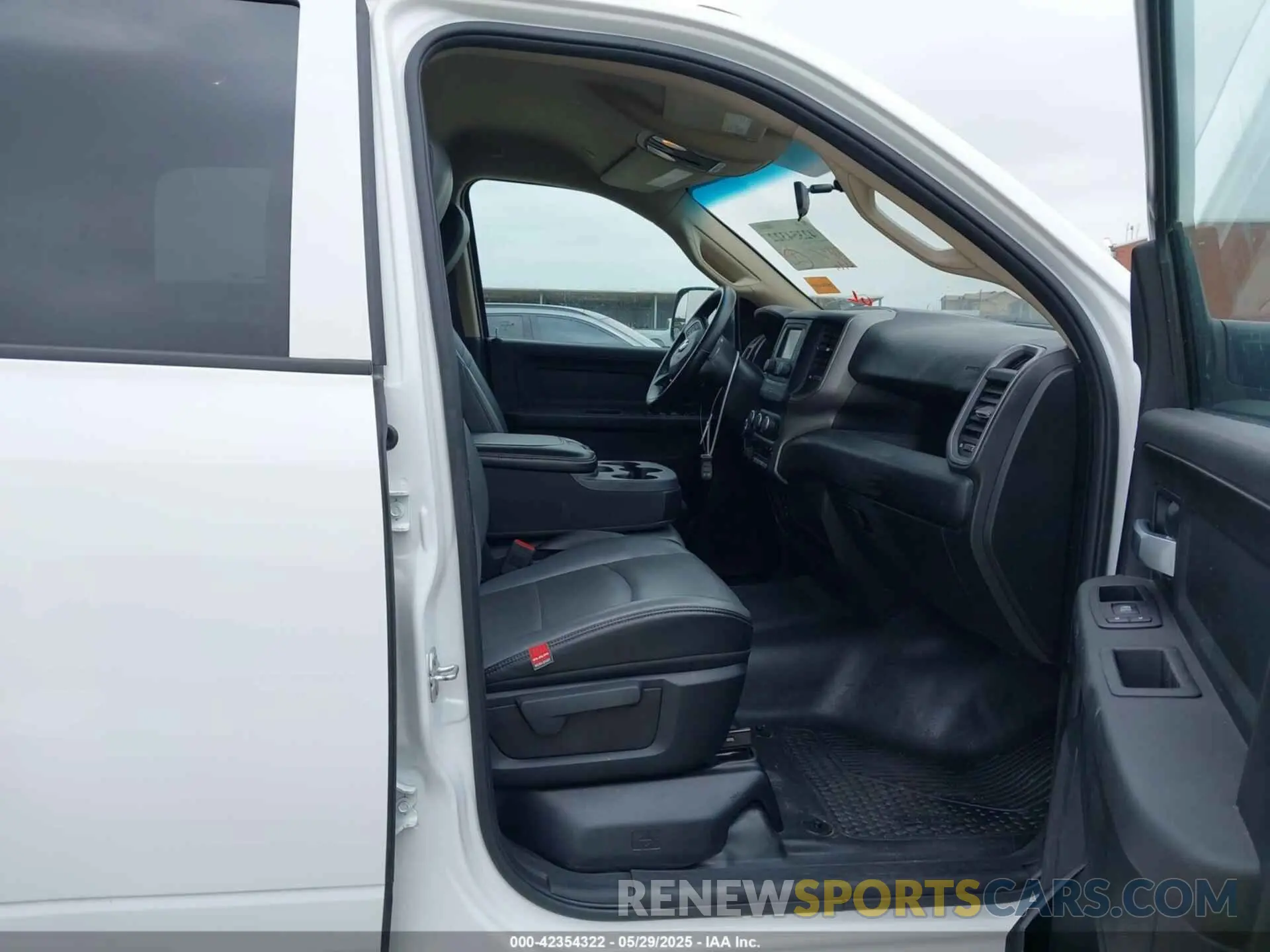 5 Photograph of a damaged car 3C6UR5CJ3KG512575 RAM 2500 2019