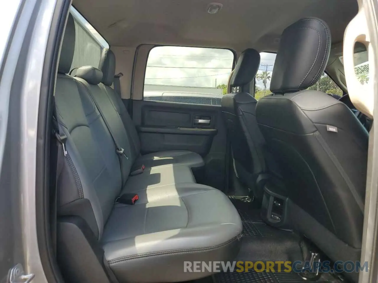 10 Photograph of a damaged car 3C6UR5CJ3KG556303 RAM 2500 2019