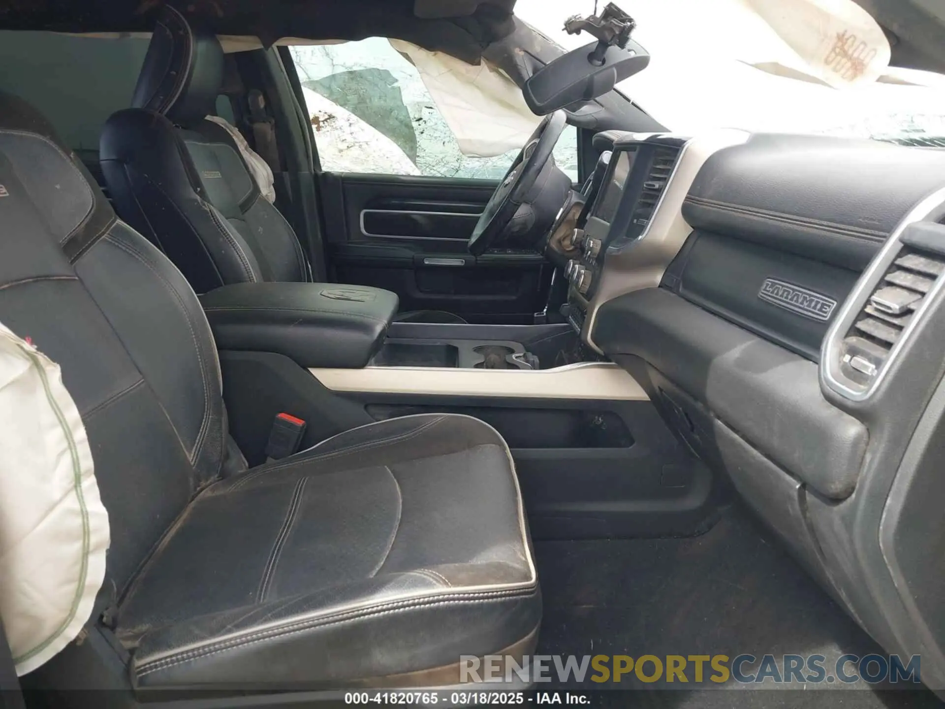 5 Photograph of a damaged car 3C6UR5FL1KG615300 RAM 2500 2019