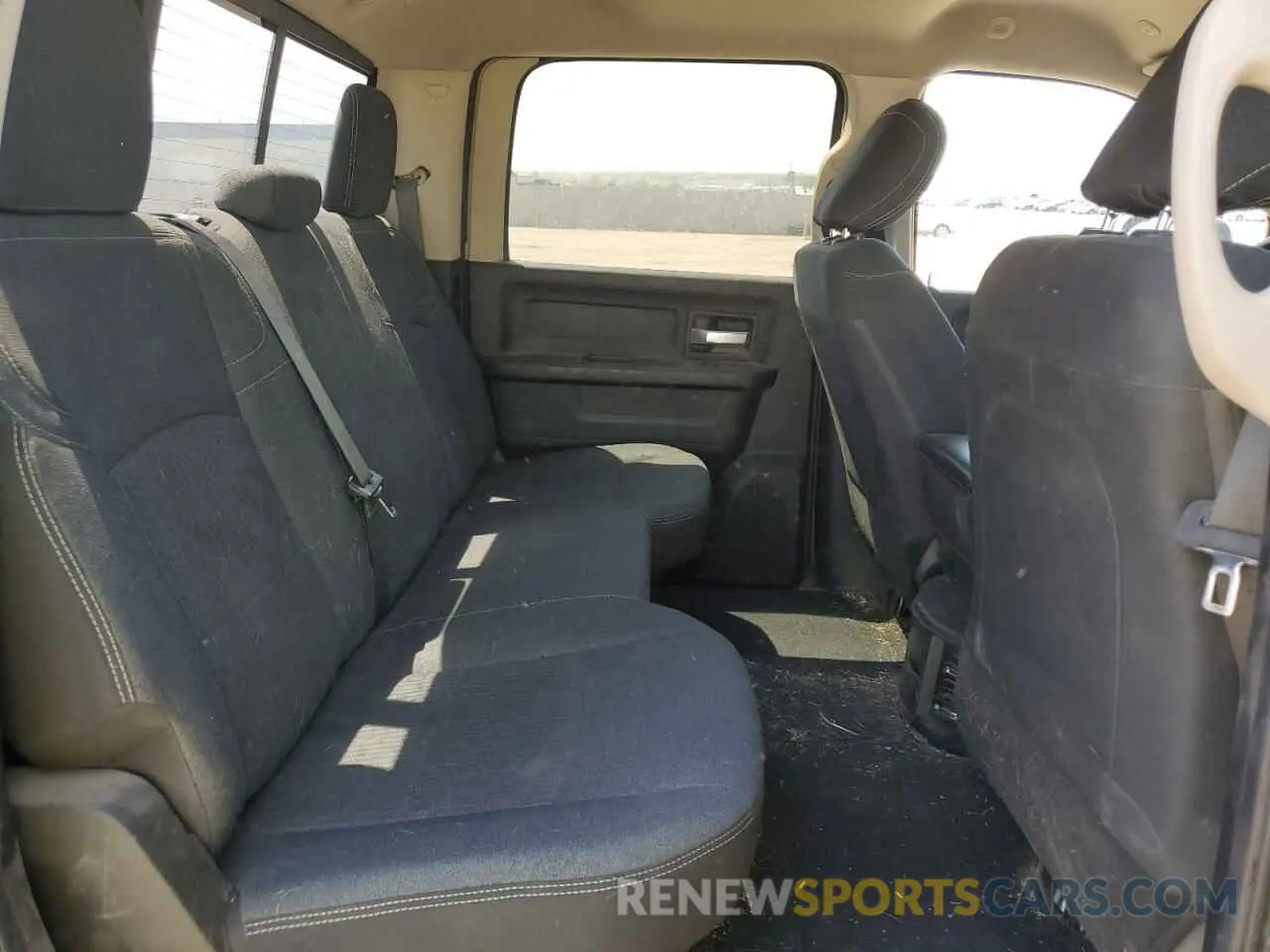 10 Photograph of a damaged car 3C6UR5HJ7KG553283 RAM 2500 2019