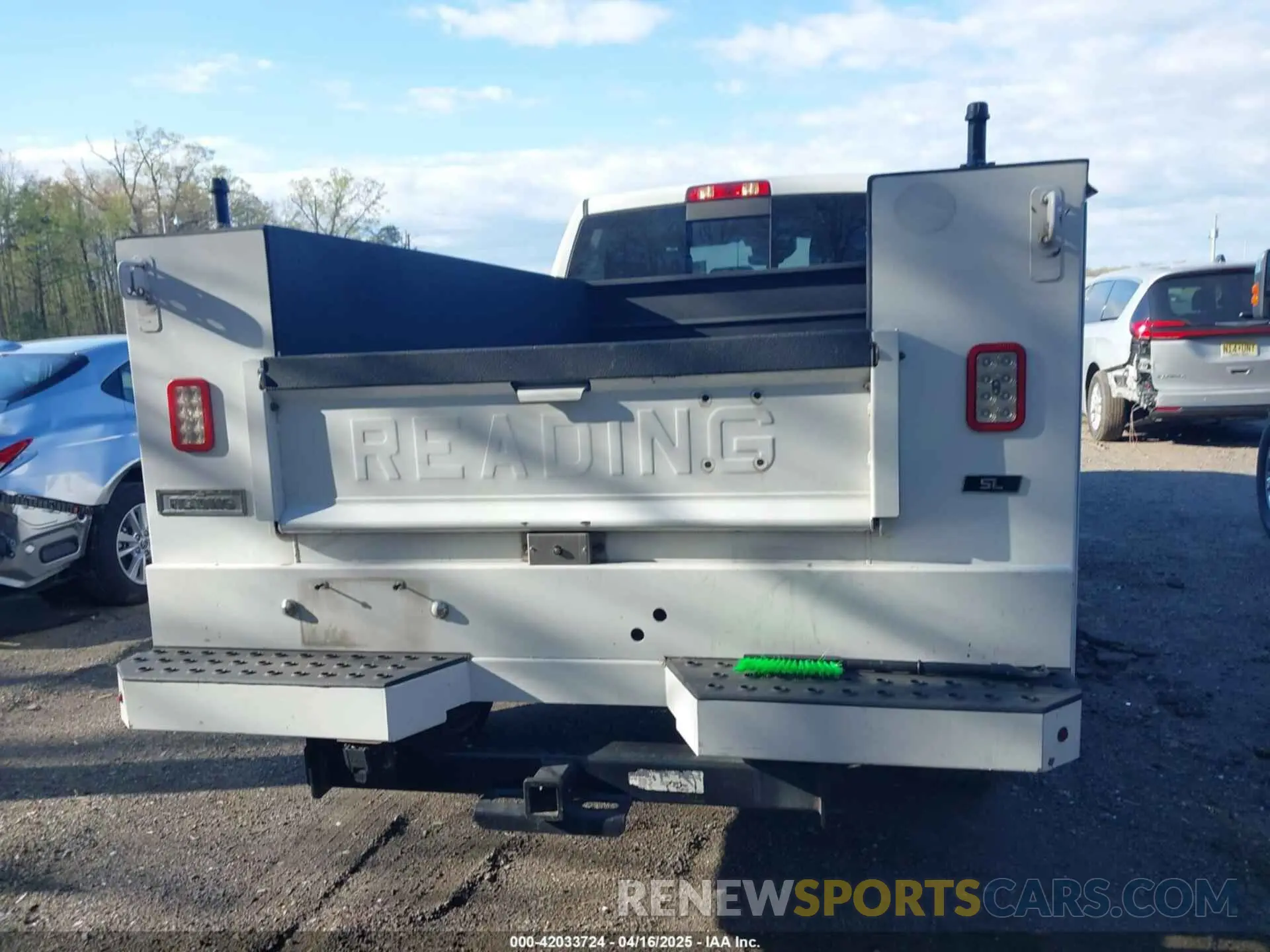 16 Photograph of a damaged car 3C6UR5HJ7KG650371 RAM 2500 2019