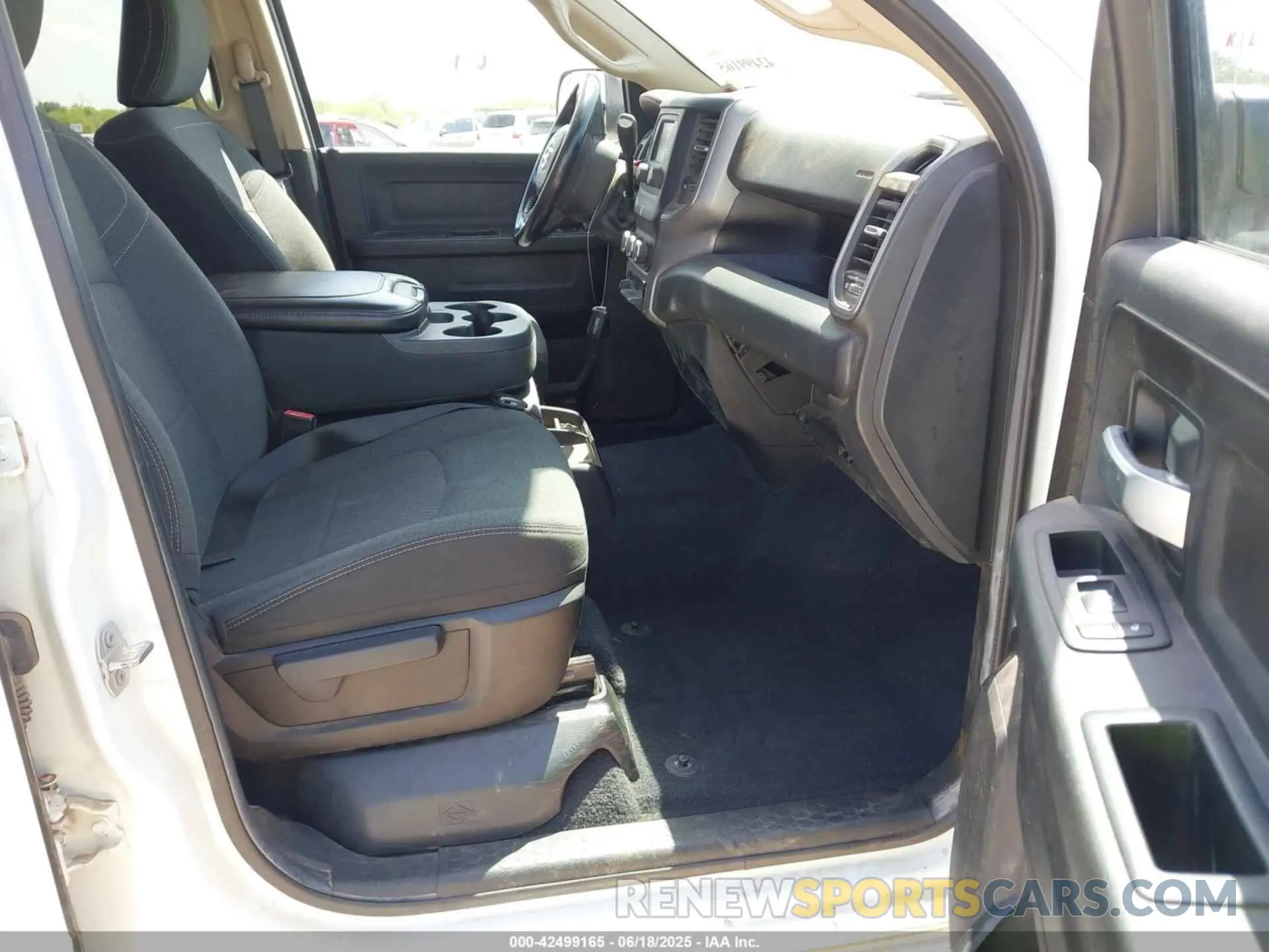 5 Photograph of a damaged car 3C6UR5HLXKG621237 RAM 2500 2019