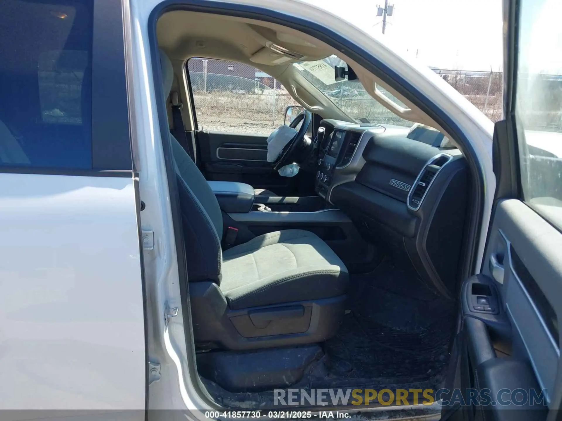 5 Photograph of a damaged car 3C6UR5JL1KG601176 RAM 2500 2019