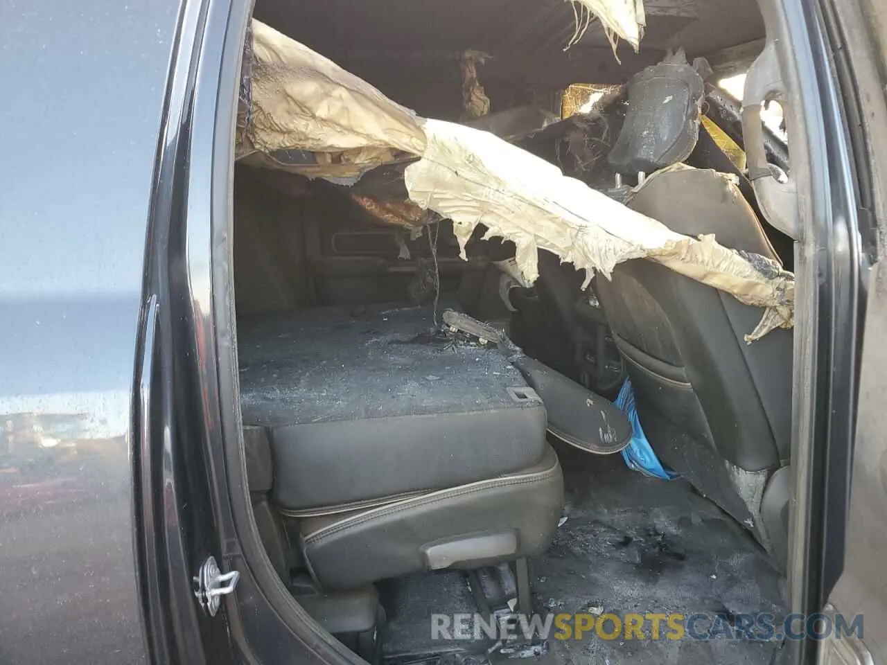 10 Photograph of a damaged car 3C6UR5TL0KG534647 RAM 2500 2019