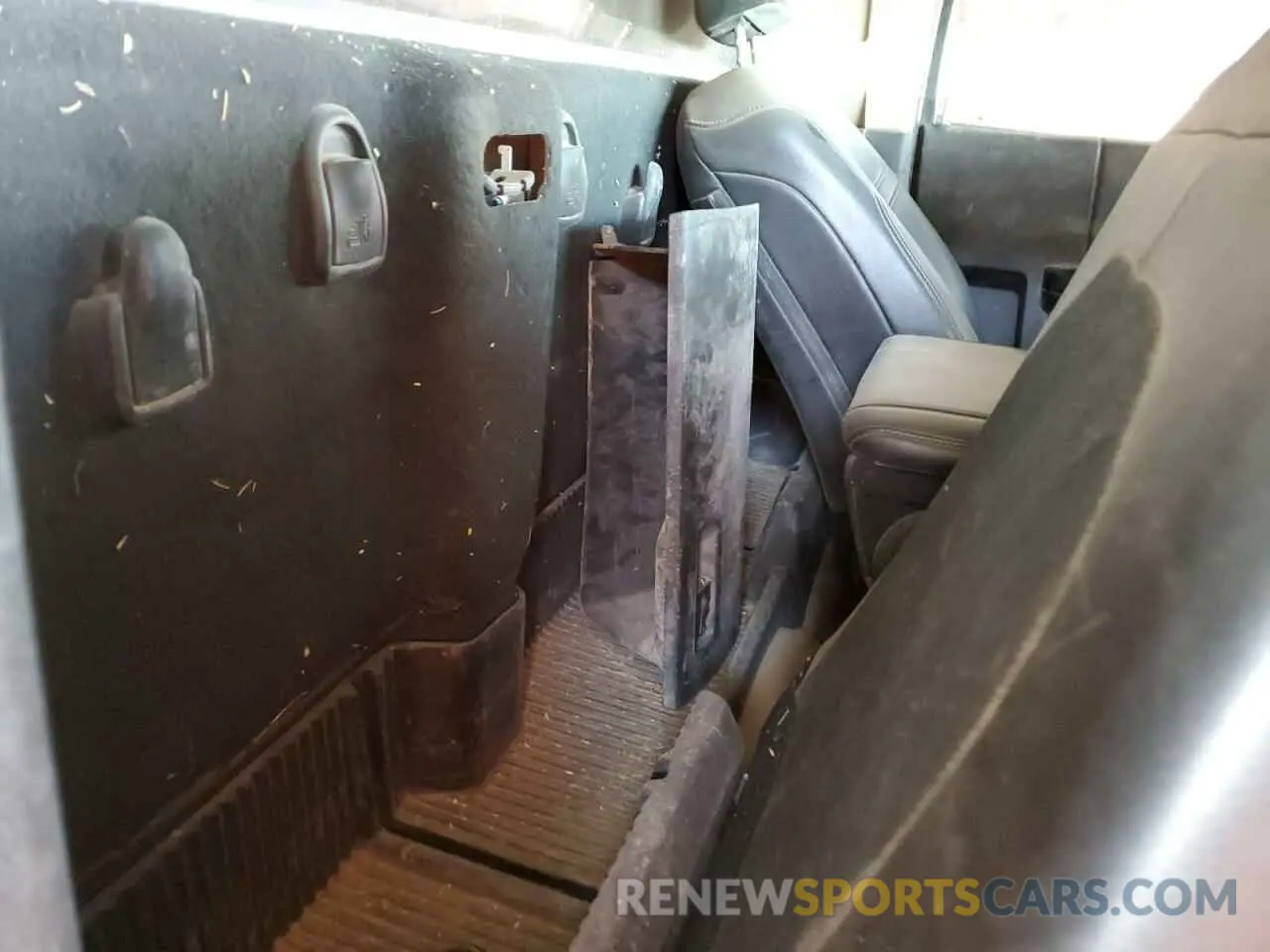 10 Photograph of a damaged car 3C7WR4AJ6KG586235 RAM 2500 2019