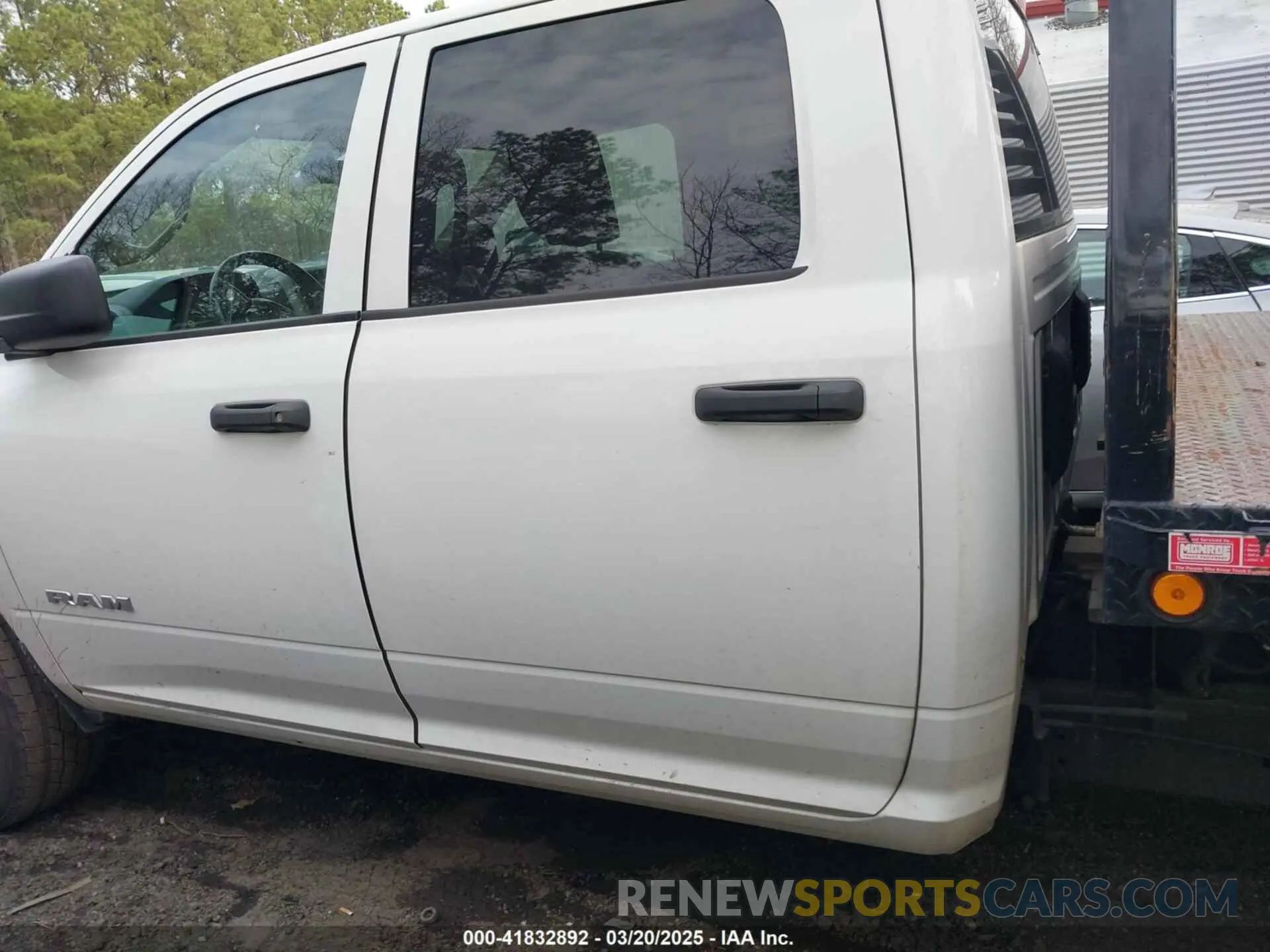 14 Photograph of a damaged car 3C7WR4HJXLG201931 RAM 2500 2020