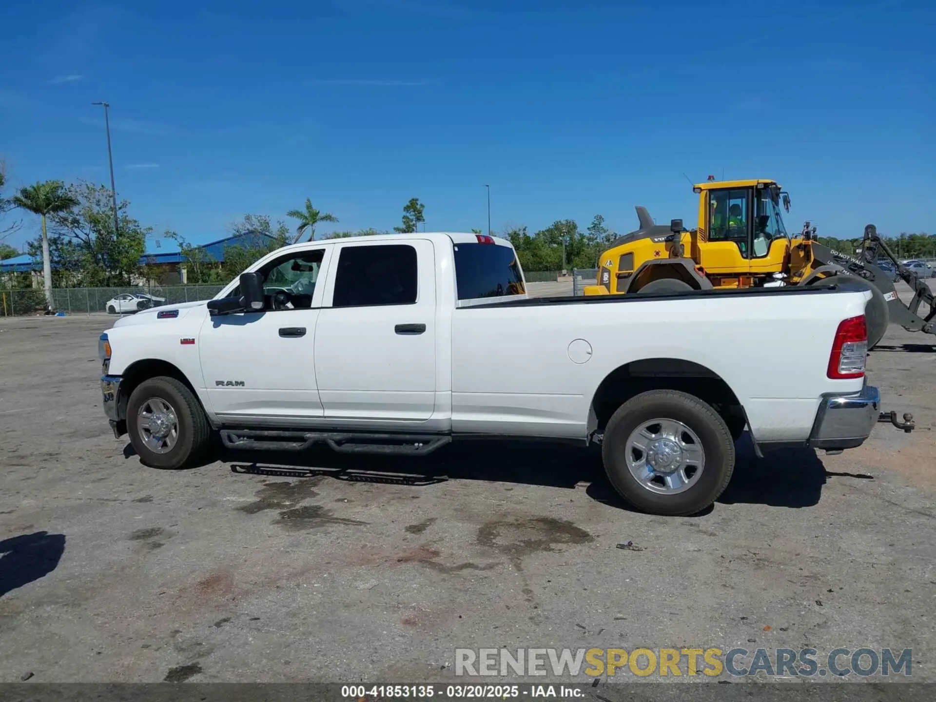 14 Photograph of a damaged car 3C6UR4HJ3MG501081 RAM 2500 2021