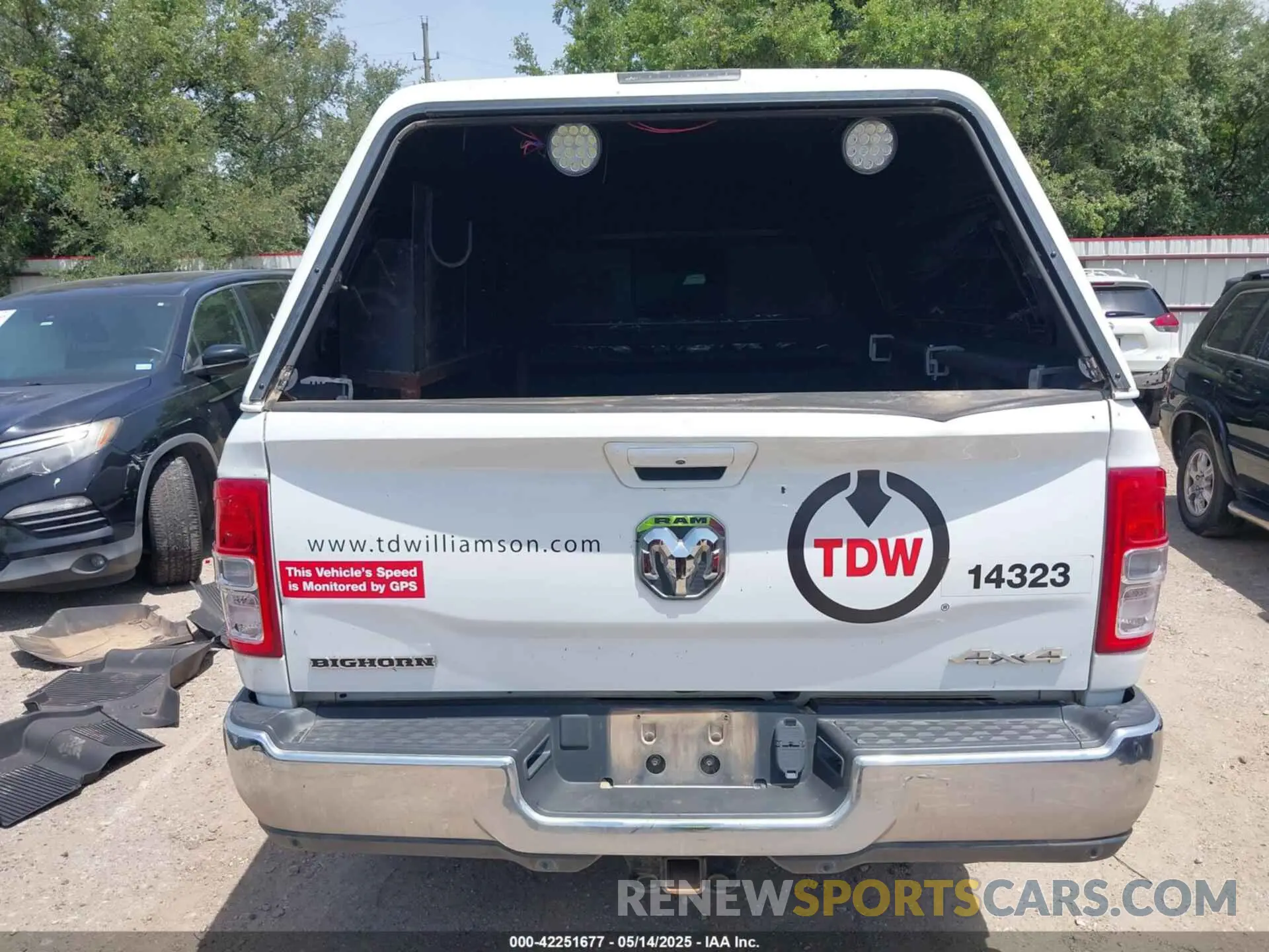 17 Photograph of a damaged car 3C6UR5JL1MG652017 RAM 2500 2021
