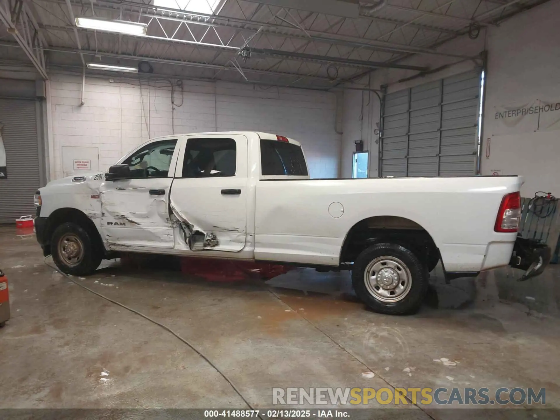 14 Photograph of a damaged car 3C6UR4HJ0NG120662 RAM 2500 2022