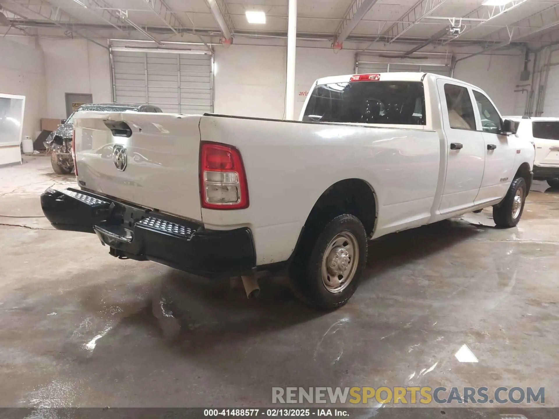4 Photograph of a damaged car 3C6UR4HJ0NG120662 RAM 2500 2022