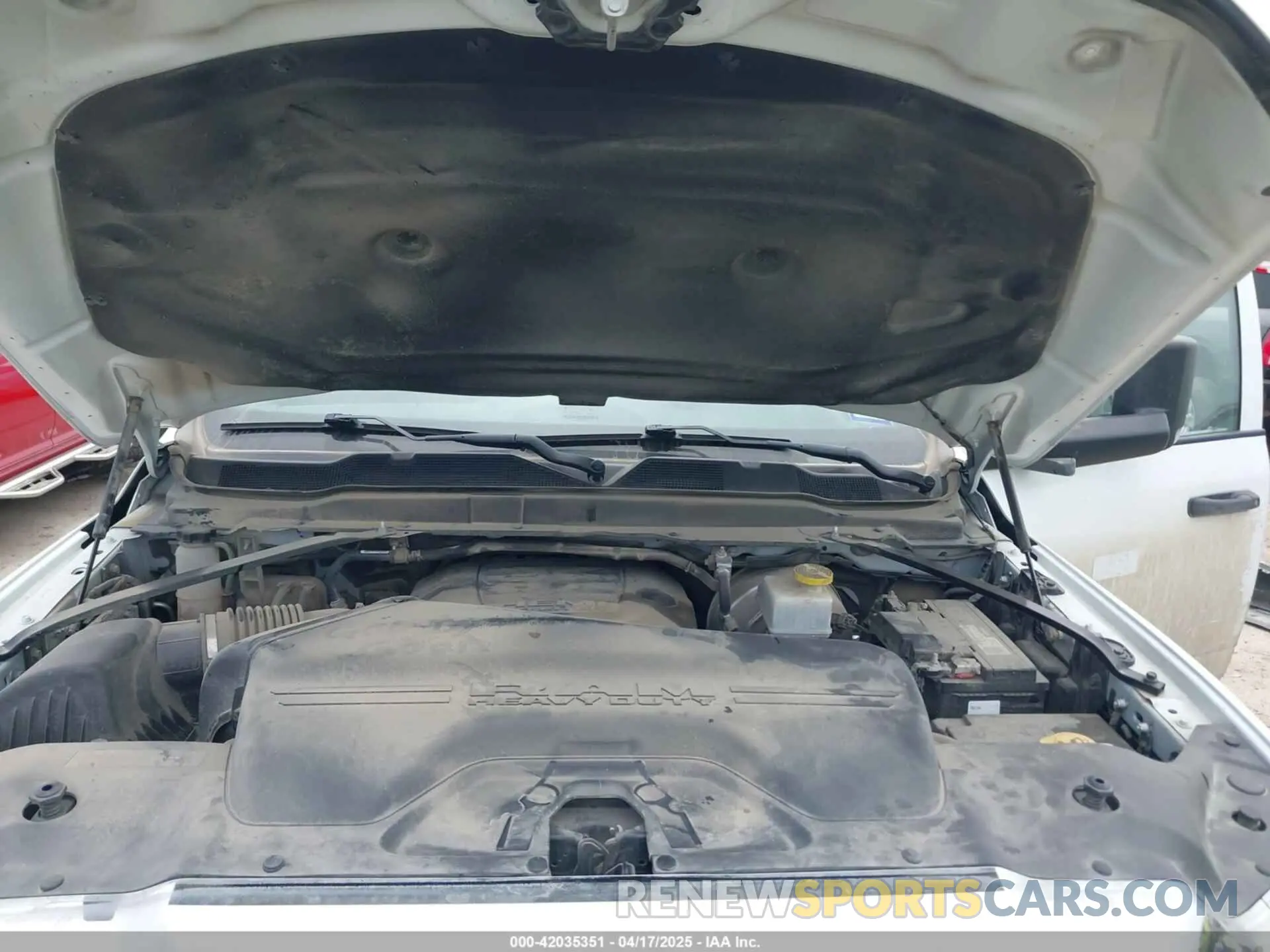 10 Photograph of a damaged car 3C6UR4HJ5NG337737 RAM 2500 2022