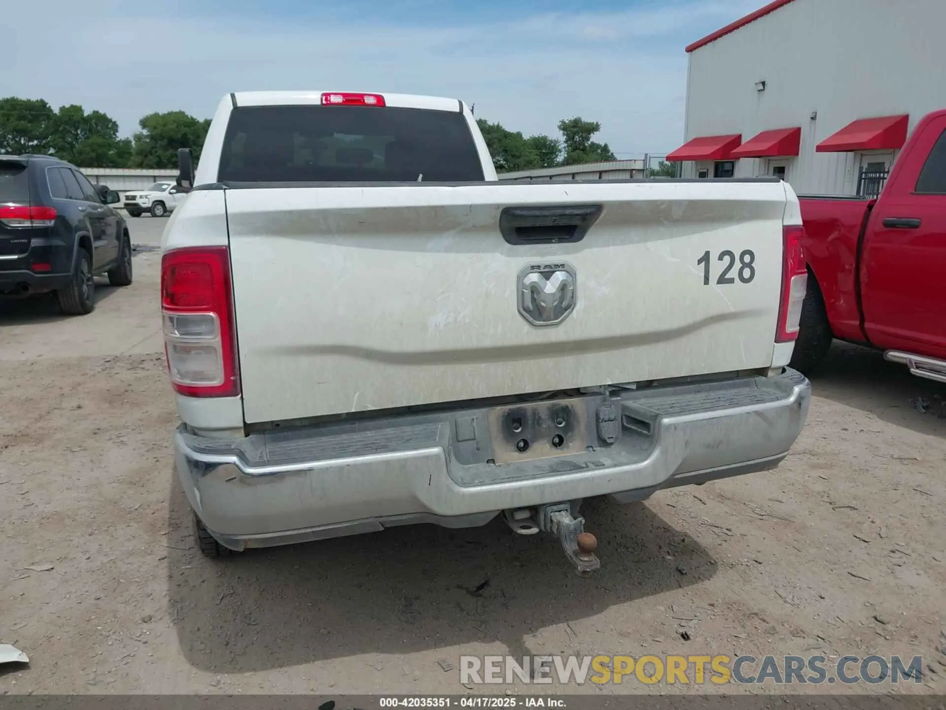 16 Photograph of a damaged car 3C6UR4HJ5NG337737 RAM 2500 2022