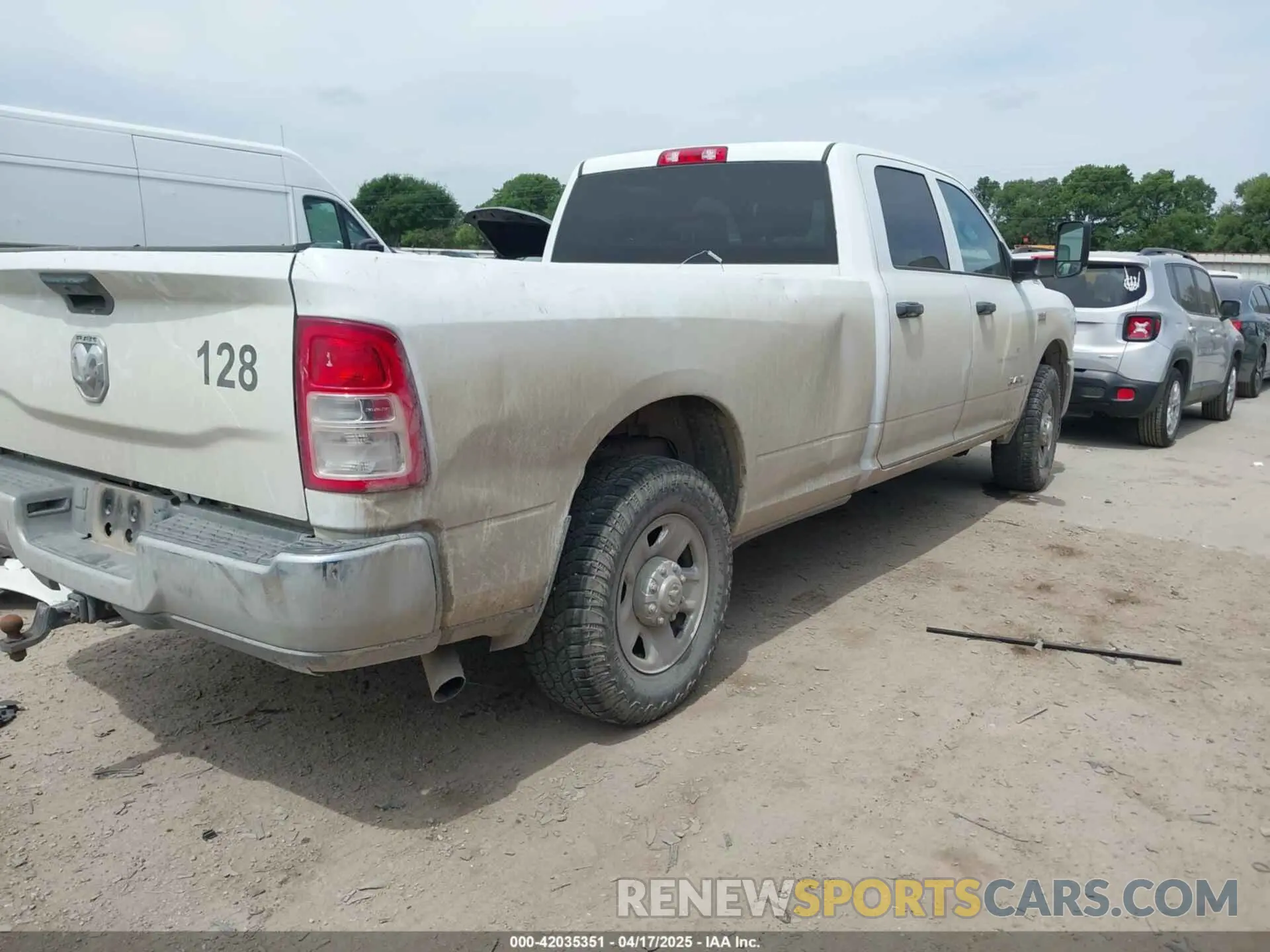 4 Photograph of a damaged car 3C6UR4HJ5NG337737 RAM 2500 2022