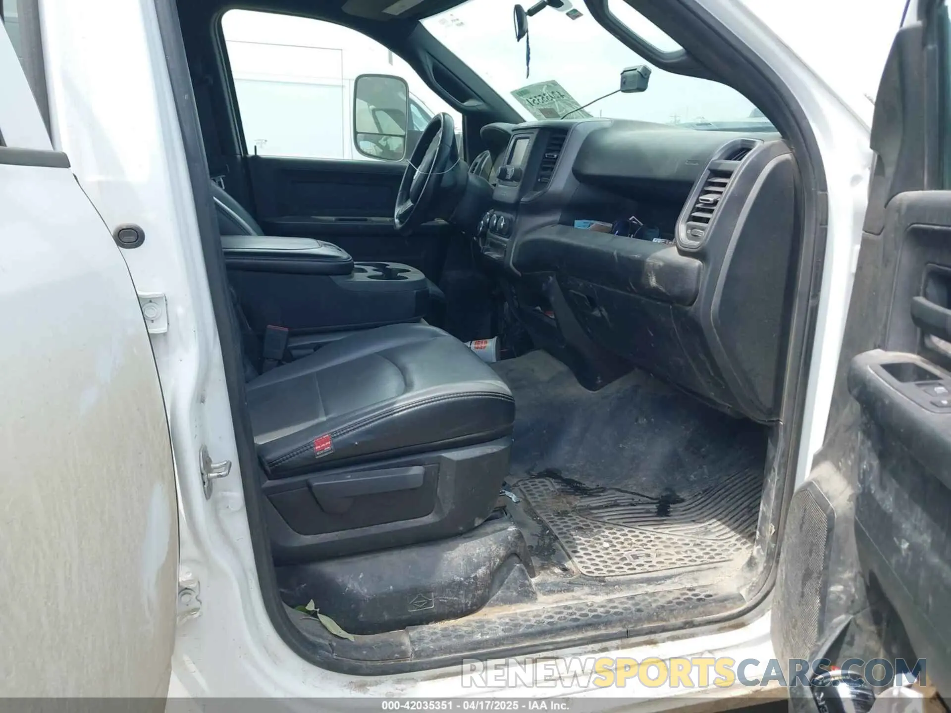 5 Photograph of a damaged car 3C6UR4HJ5NG337737 RAM 2500 2022
