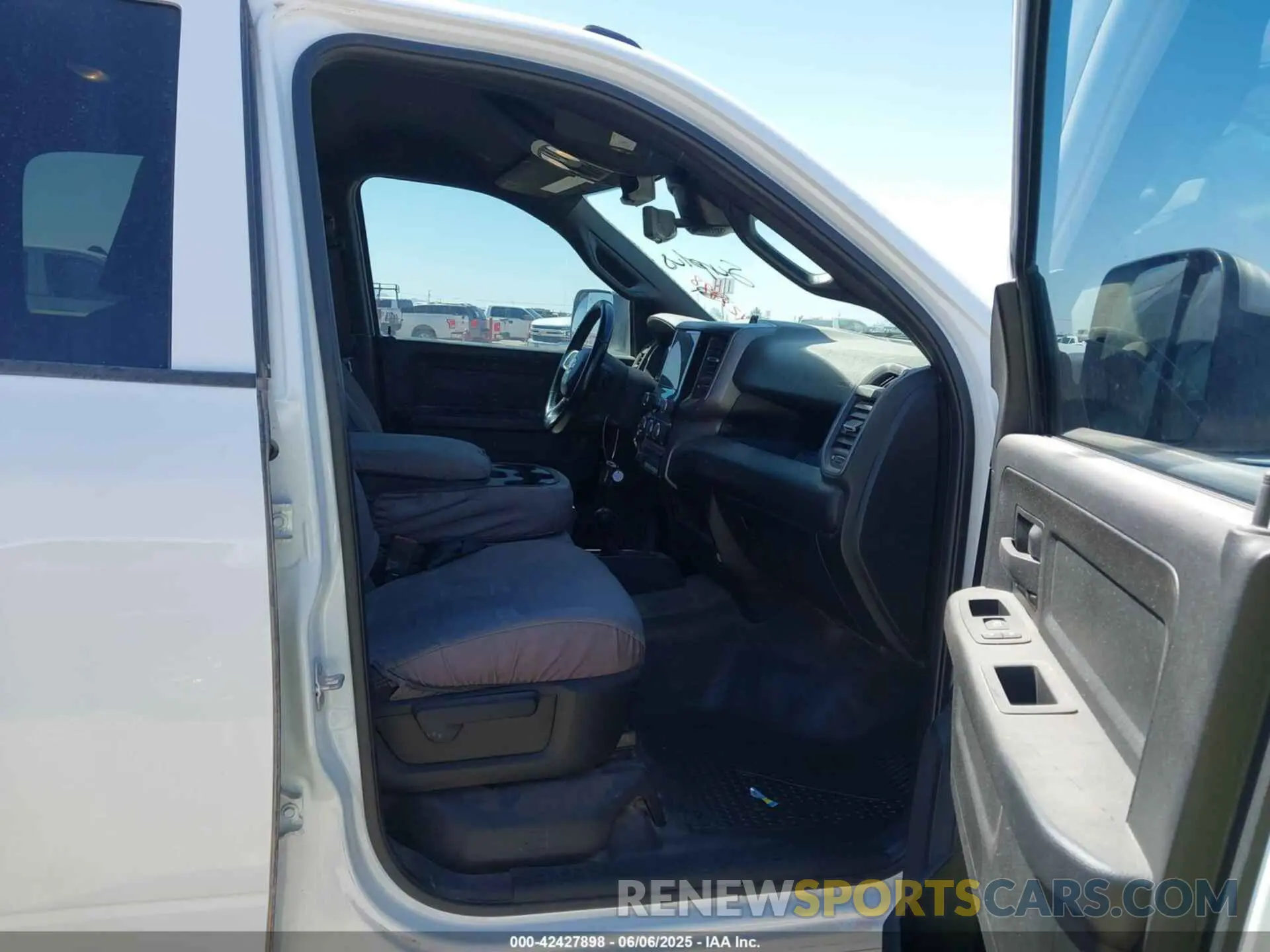 5 Photograph of a damaged car 3C6UR5CJ6NG321995 RAM 2500 2022