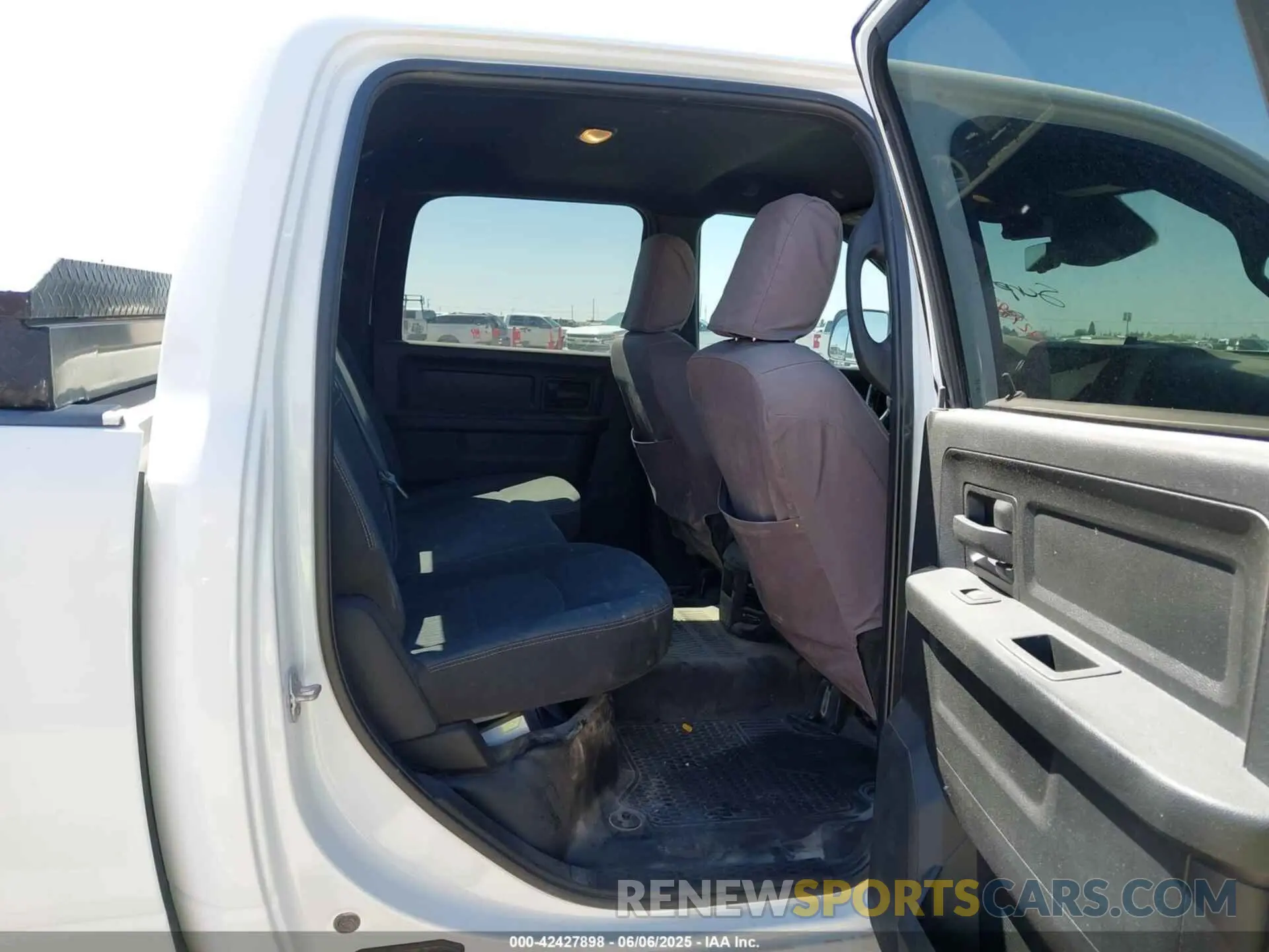 8 Photograph of a damaged car 3C6UR5CJ6NG321995 RAM 2500 2022