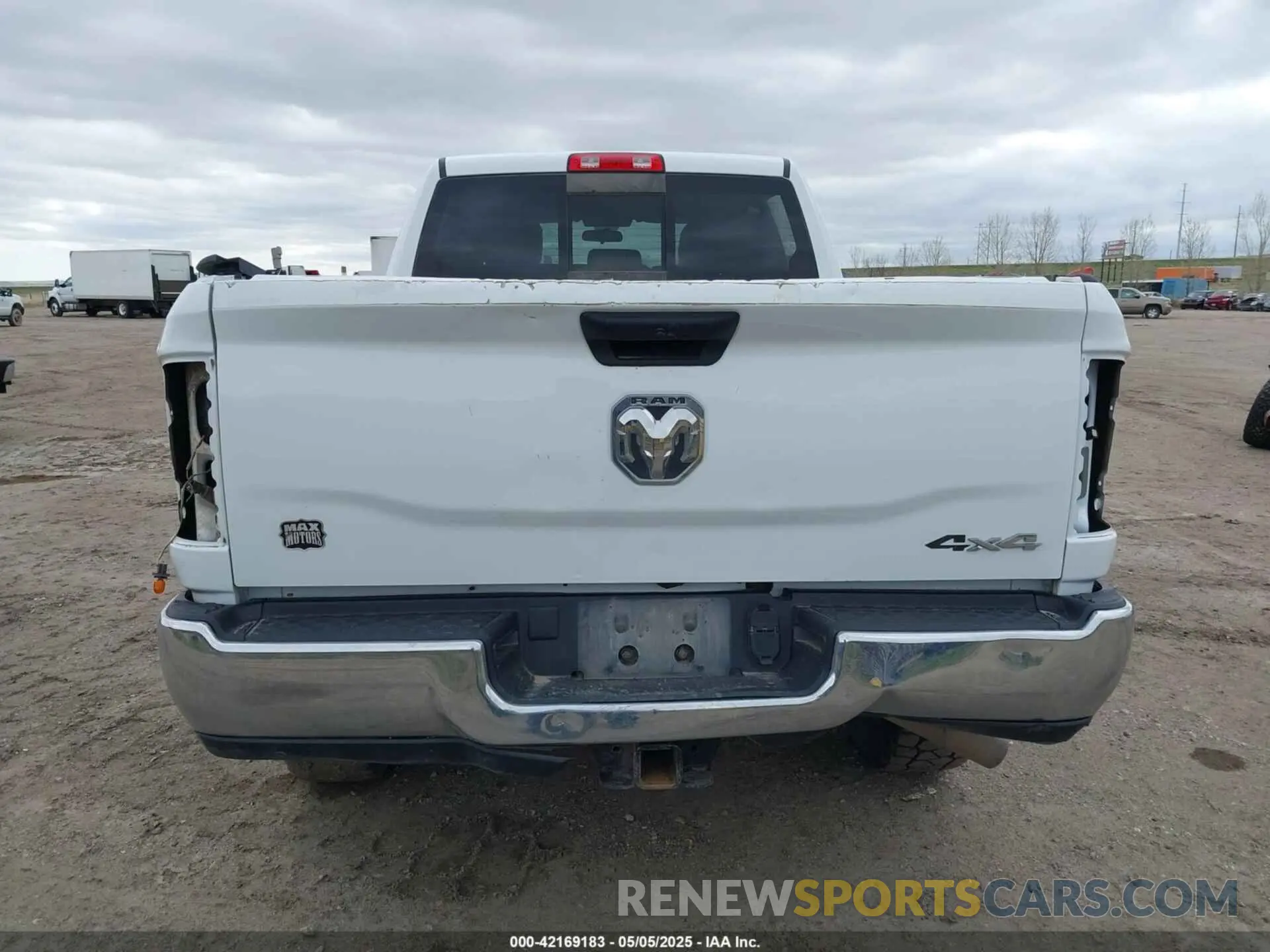 17 Photograph of a damaged car 3C6UR5CJ7NG439487 RAM 2500 2022