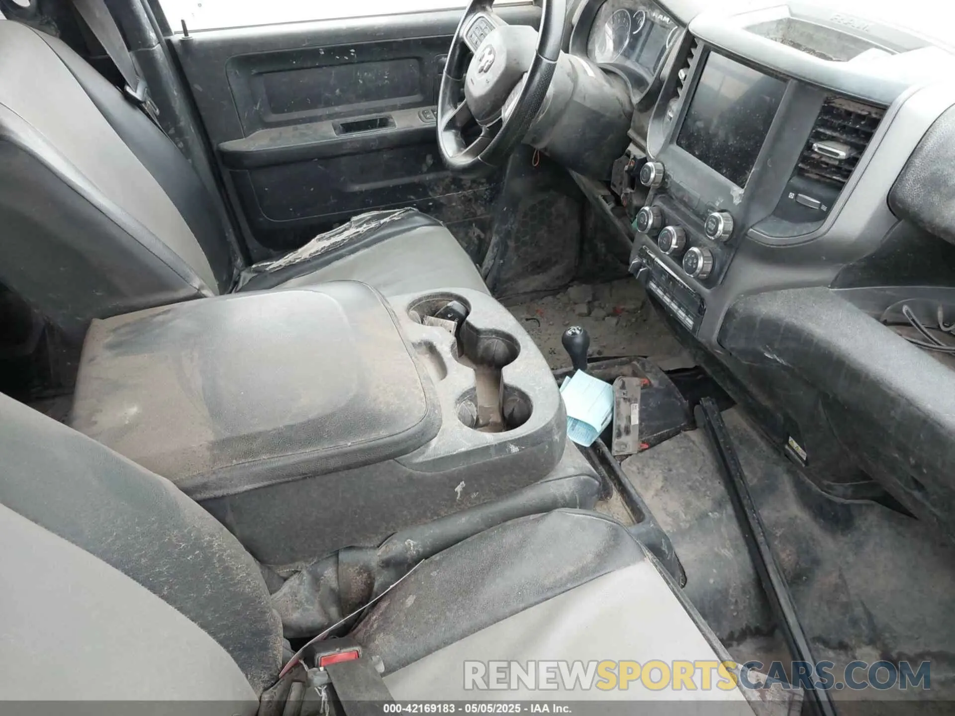 5 Photograph of a damaged car 3C6UR5CJ7NG439487 RAM 2500 2022