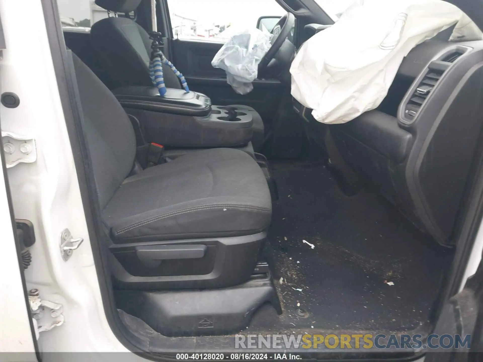 5 Photograph of a damaged car 3C6UR5CJXNG110864 RAM 2500 2022