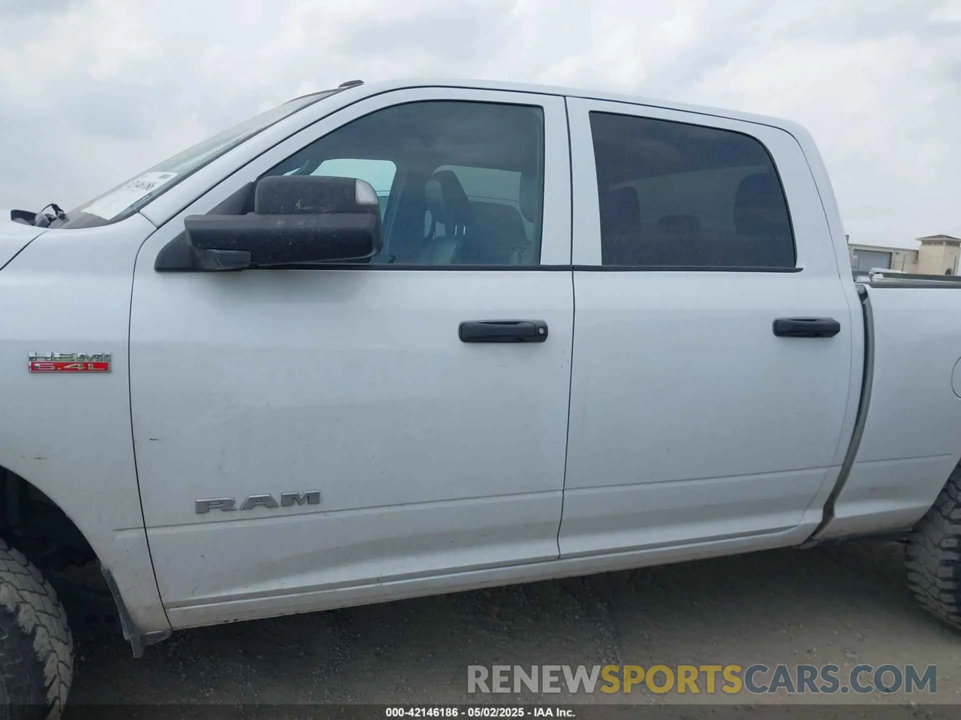 14 Photograph of a damaged car 3C6UR5CJXNG204016 RAM 2500 2022