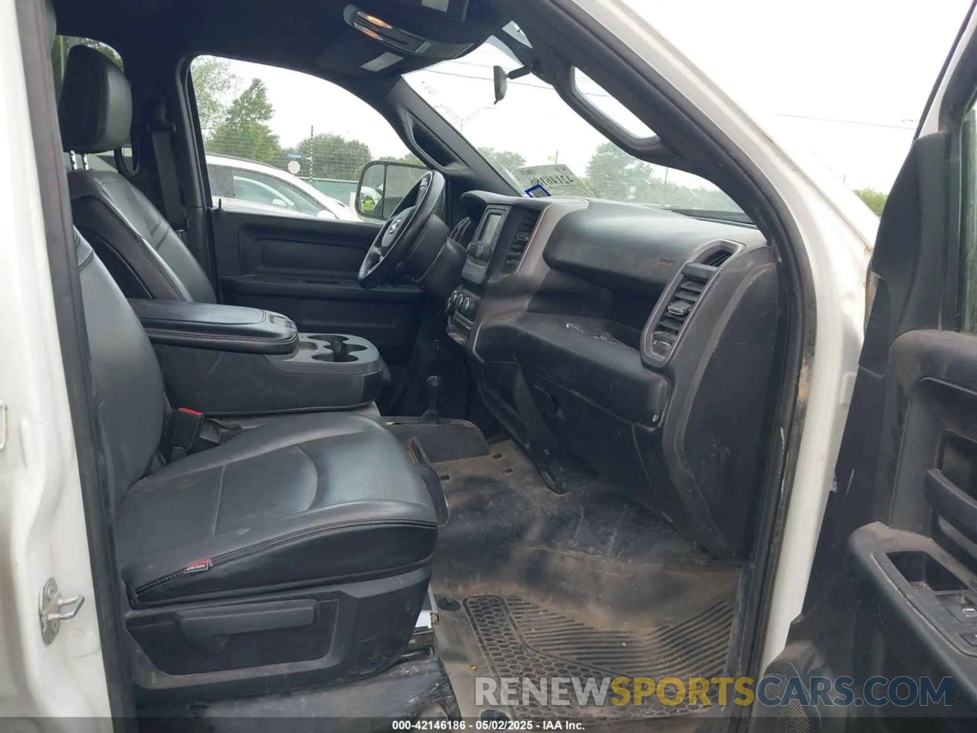 5 Photograph of a damaged car 3C6UR5CJXNG204016 RAM 2500 2022