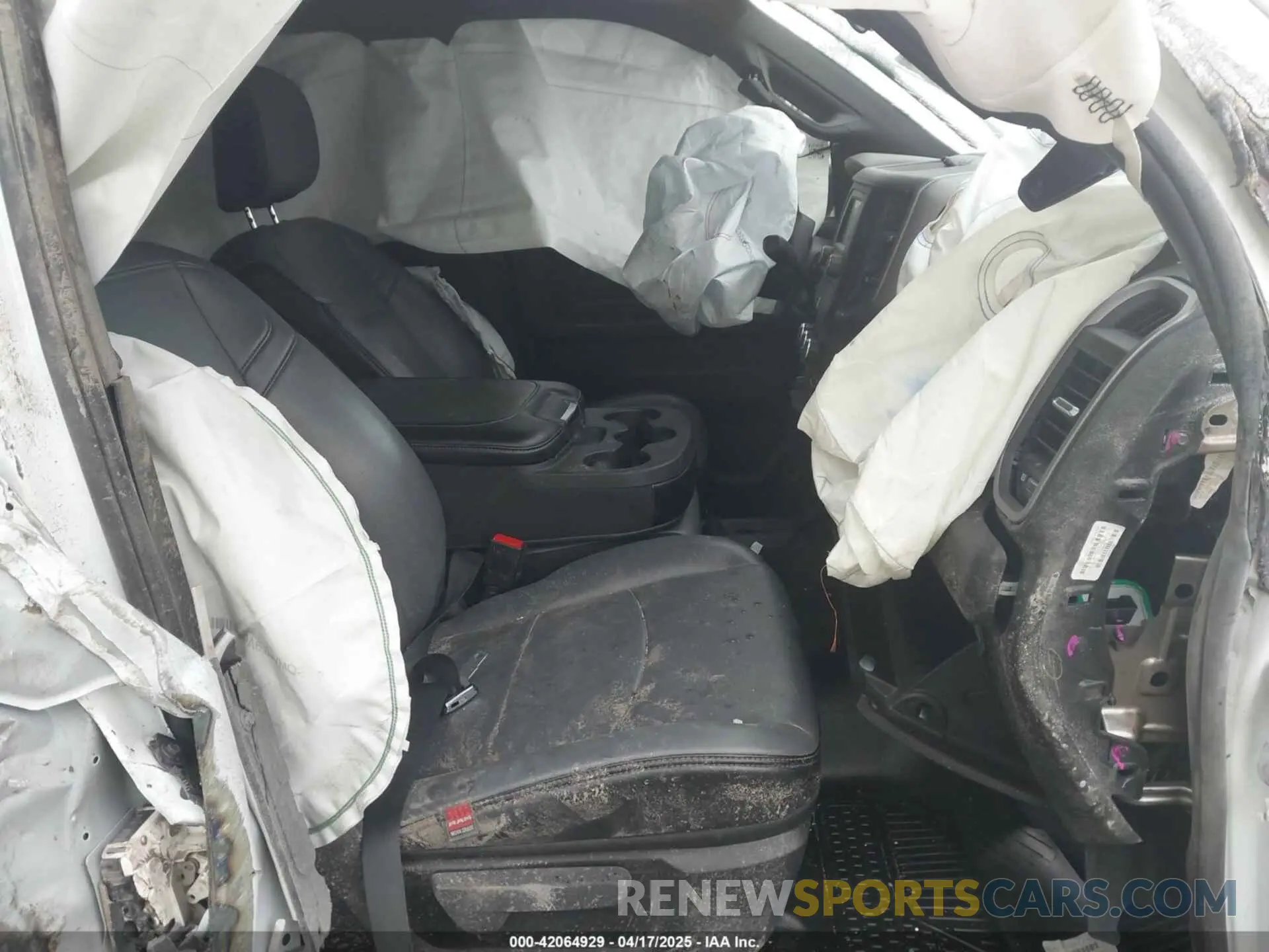 5 Photograph of a damaged car 3C6UR5CL1NG438188 RAM 2500 2022
