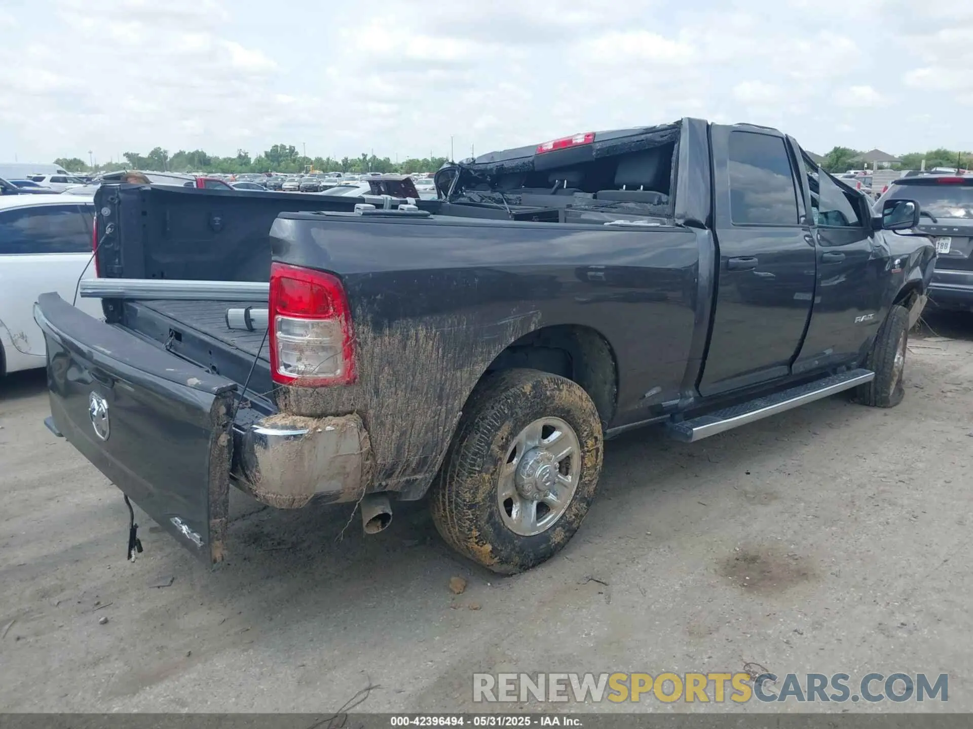 4 Photograph of a damaged car 3C6UR5CL7NG224127 RAM 2500 2022