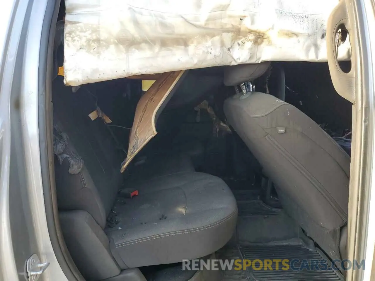 10 Photograph of a damaged car 3C6UR5CLXNG325212 RAM 2500 2022