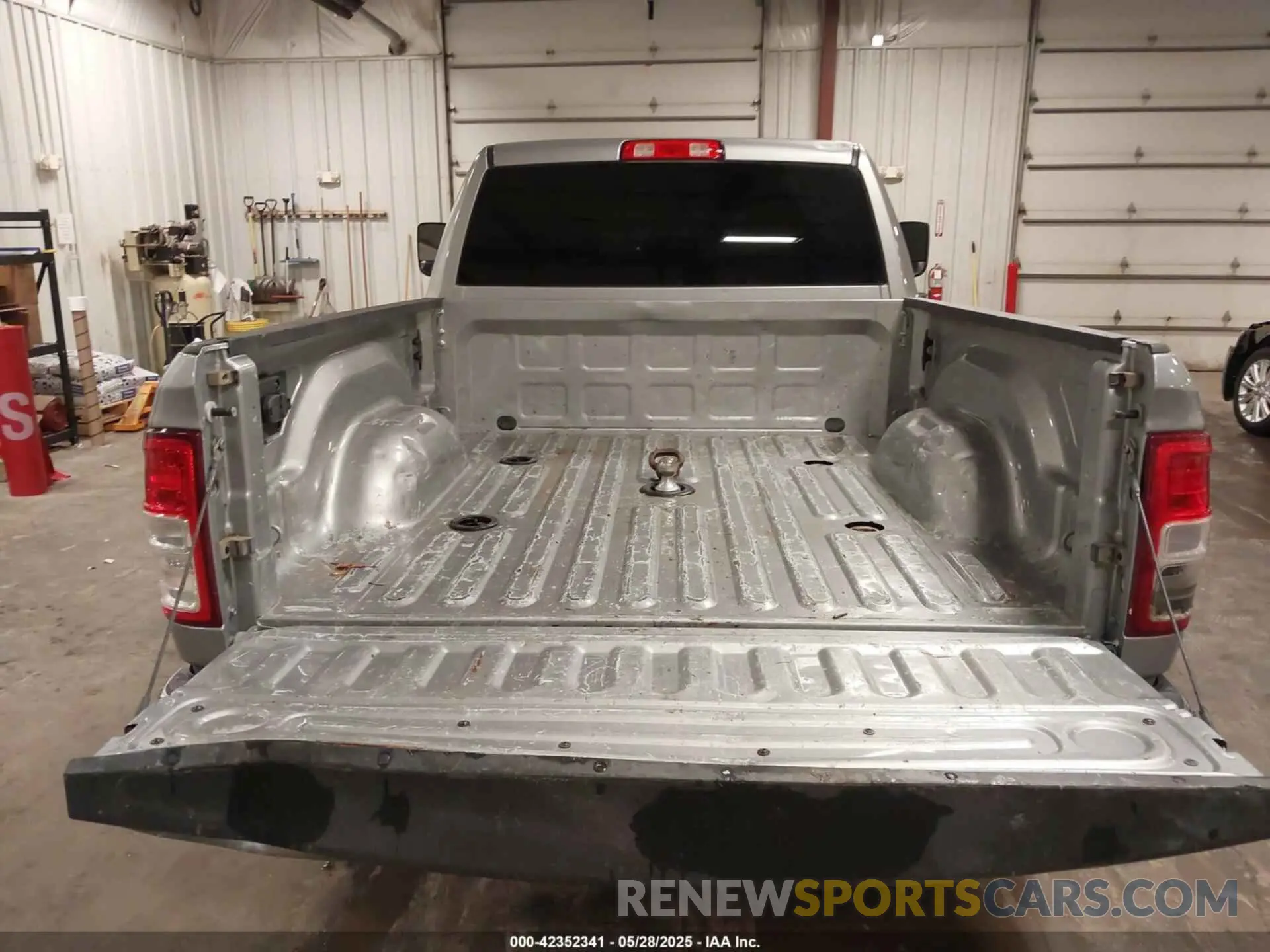 17 Photograph of a damaged car 3C6UR5DL0NG370058 RAM 2500 2022