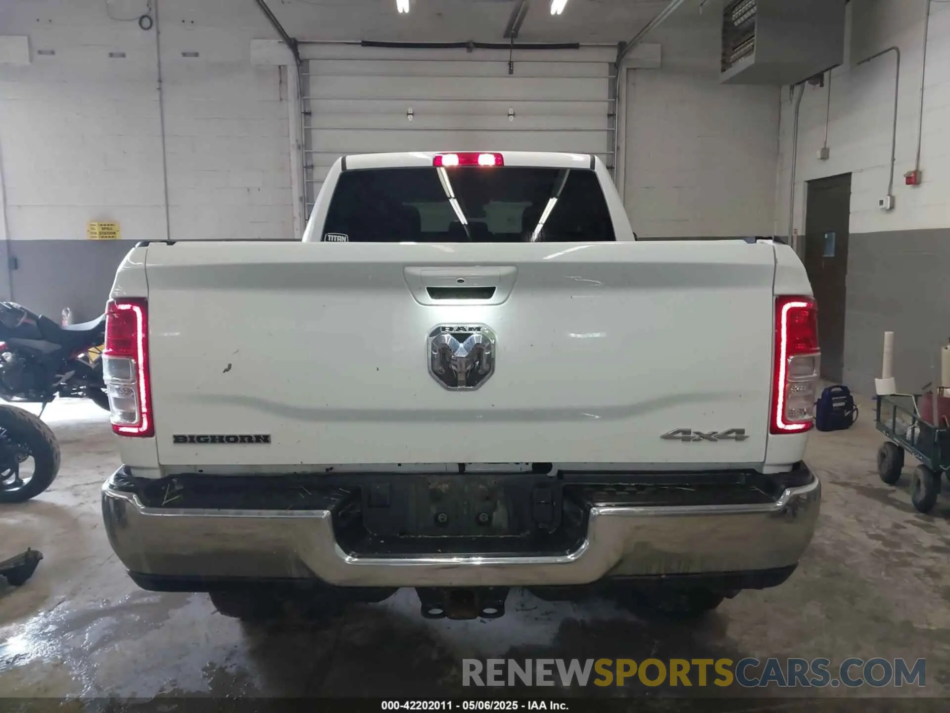16 Photograph of a damaged car 3C6UR5DL1NG436374 RAM 2500 2022