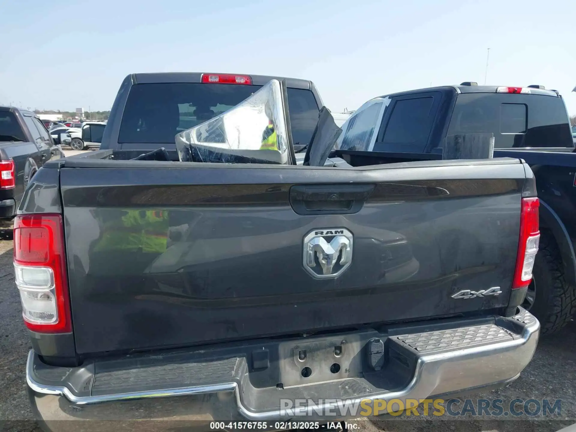 17 Photograph of a damaged car 3C6UR5DL3NG253493 RAM 2500 2022