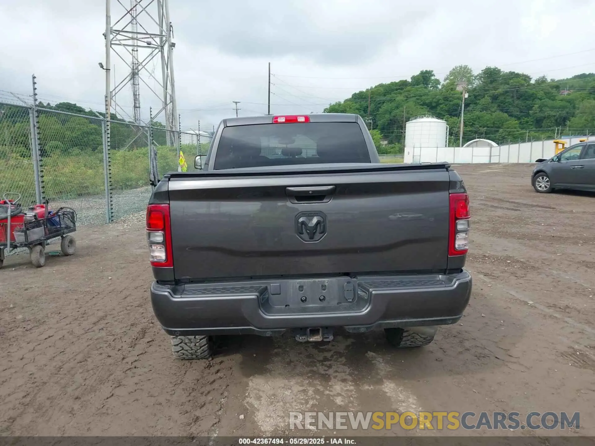 16 Photograph of a damaged car 3C6UR5DL5NG209298 RAM 2500 2022