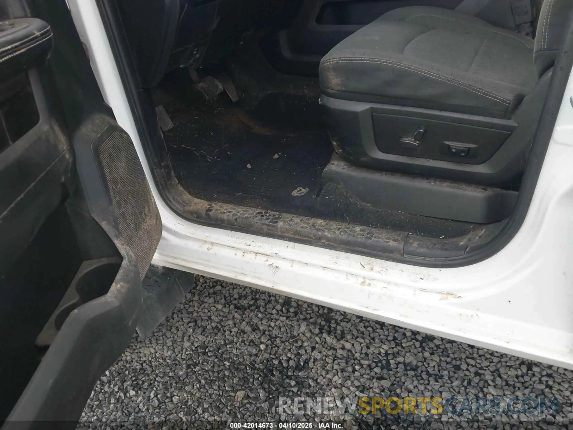 6 Photograph of a damaged car 3C6UR5DL8NG126870 RAM 2500 2022
